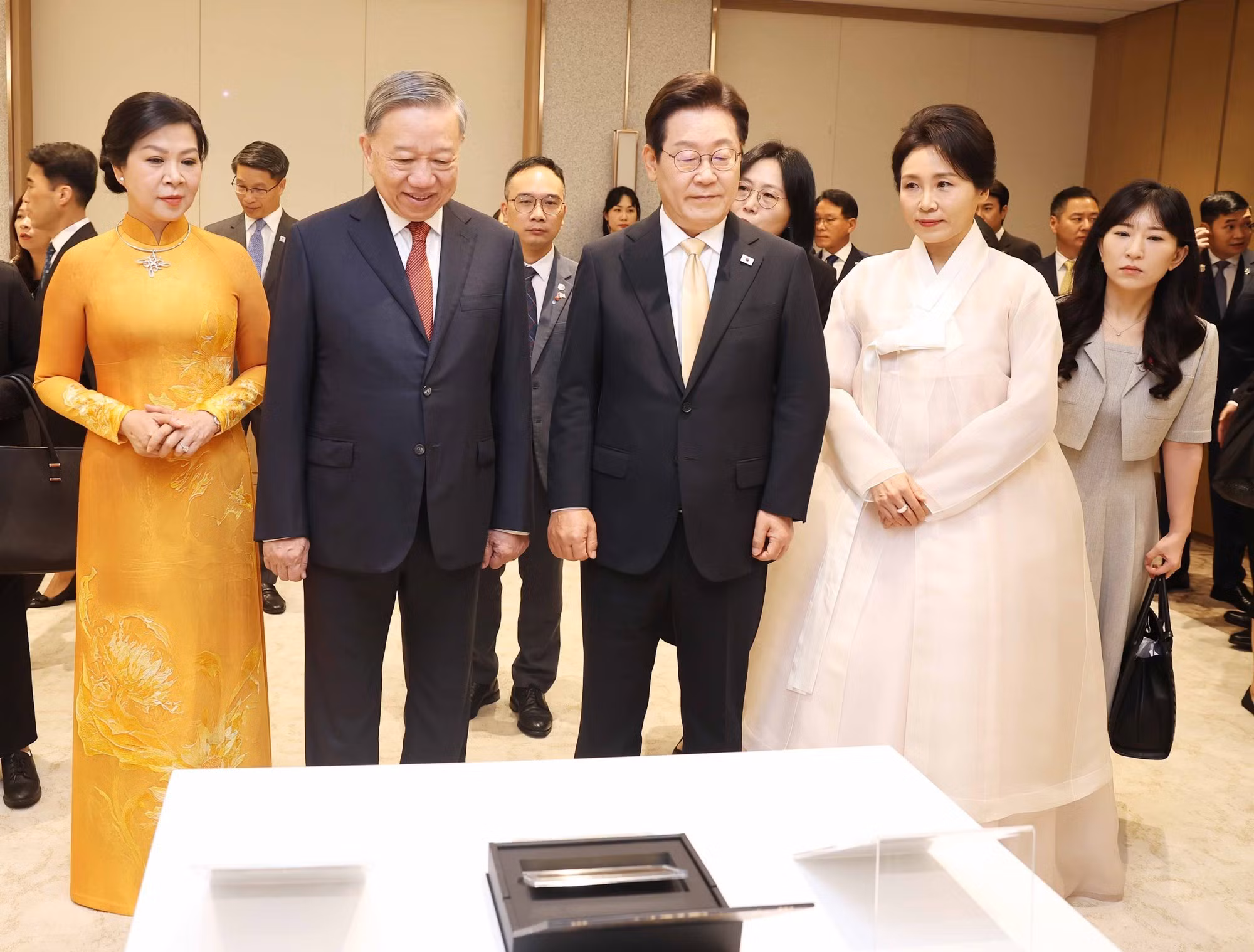 El presidente surcoreano, Lee Jae-myung, y su esposa entregan obsequios al secretario general To Lam y a su esposa.