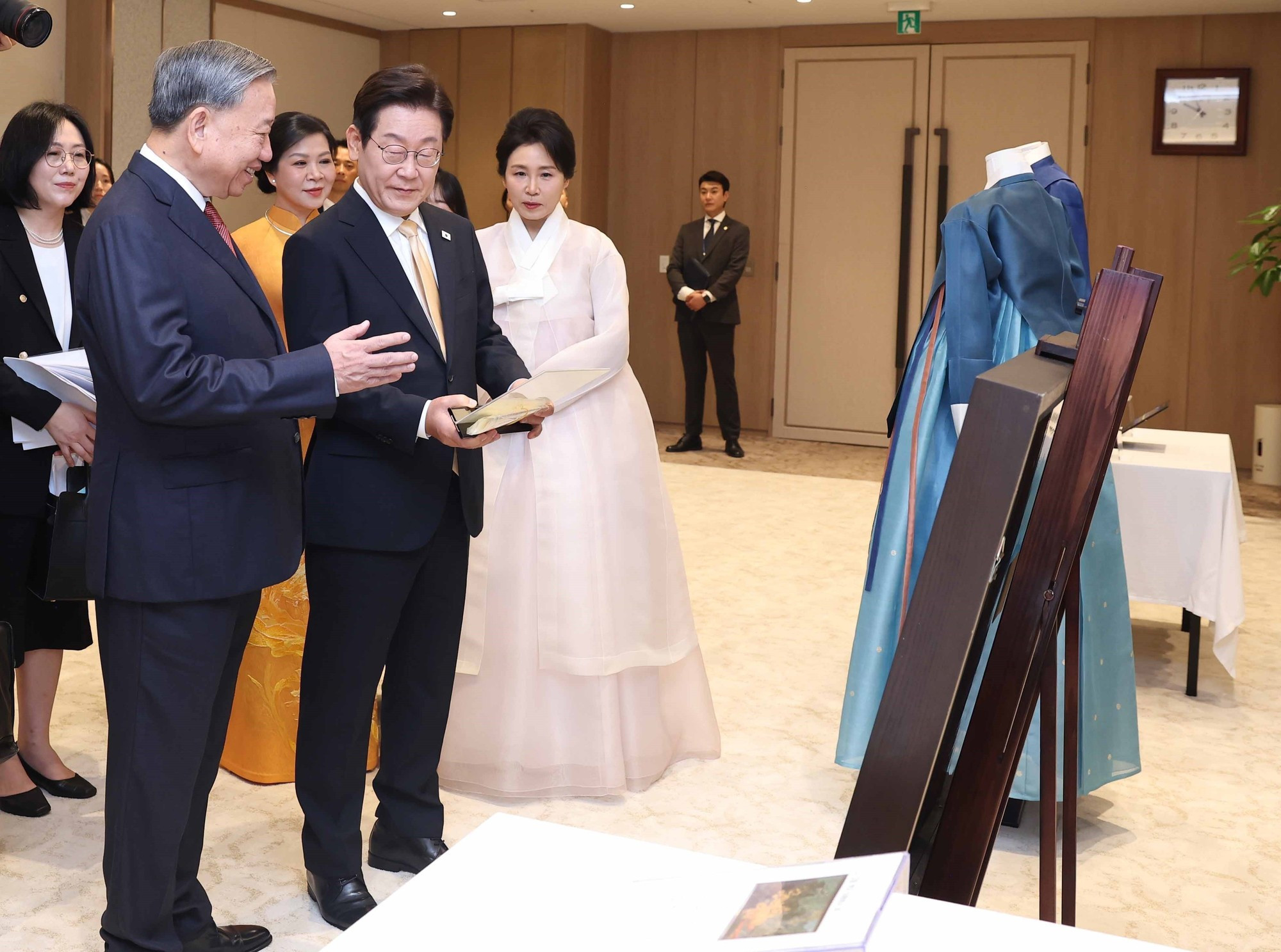 El secretario general To Lam y su esposa entregan obsequios al presidente surcoreano, Lee Jae-myung, y a su cónyuge. El secretario general To Lam y su esposa entregan obsequios al presidente surcoreano, Lee Jae-myung, y a su cónyuge.