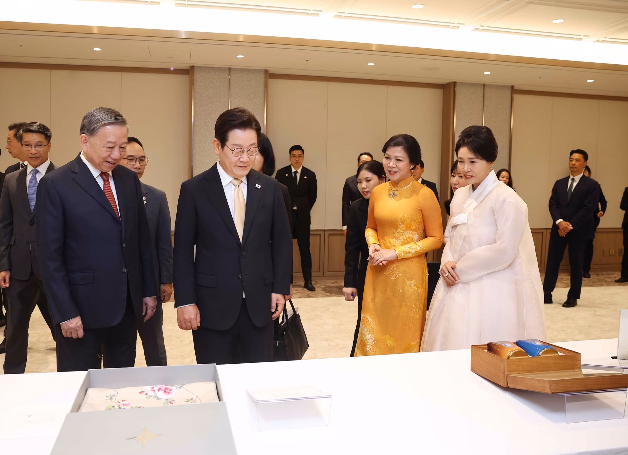 El secretario general To Lam y su esposa presentan obsequios al presidente surcoreano, Lee Jae-myung, y a su cónyuge.