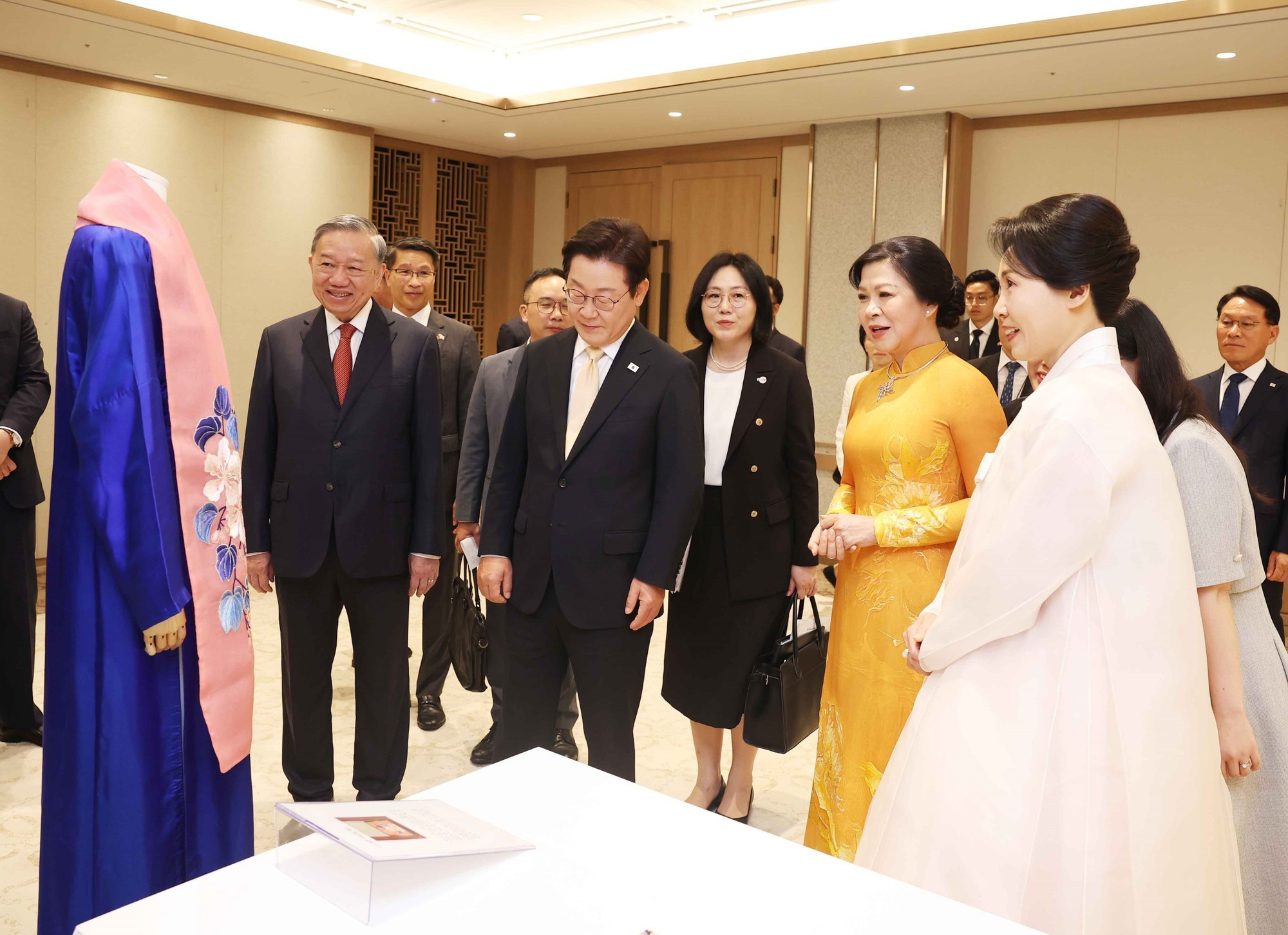 El presidente surcoreano, Lee Jae-myung, y su esposa entregan obsequios al secretario general To Lam y a su esposa. El presidente surcoreano, Lee Jae-myung, y su esposa entregan obsequios al secretario general To Lam y a su esposa.