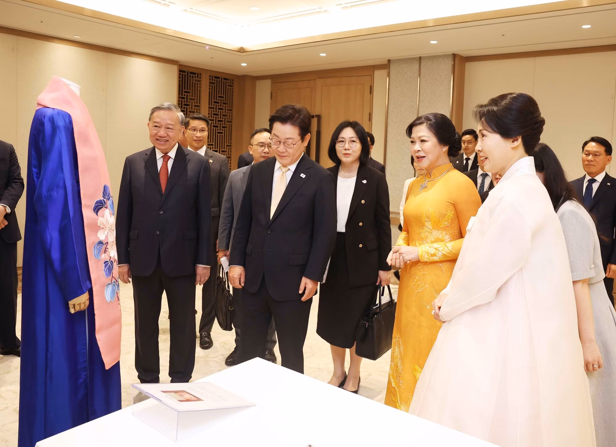 El presidente surcoreano, Lee Jae-myung, y su esposa entregan obsequios al secretario general To Lam y a su esposa.