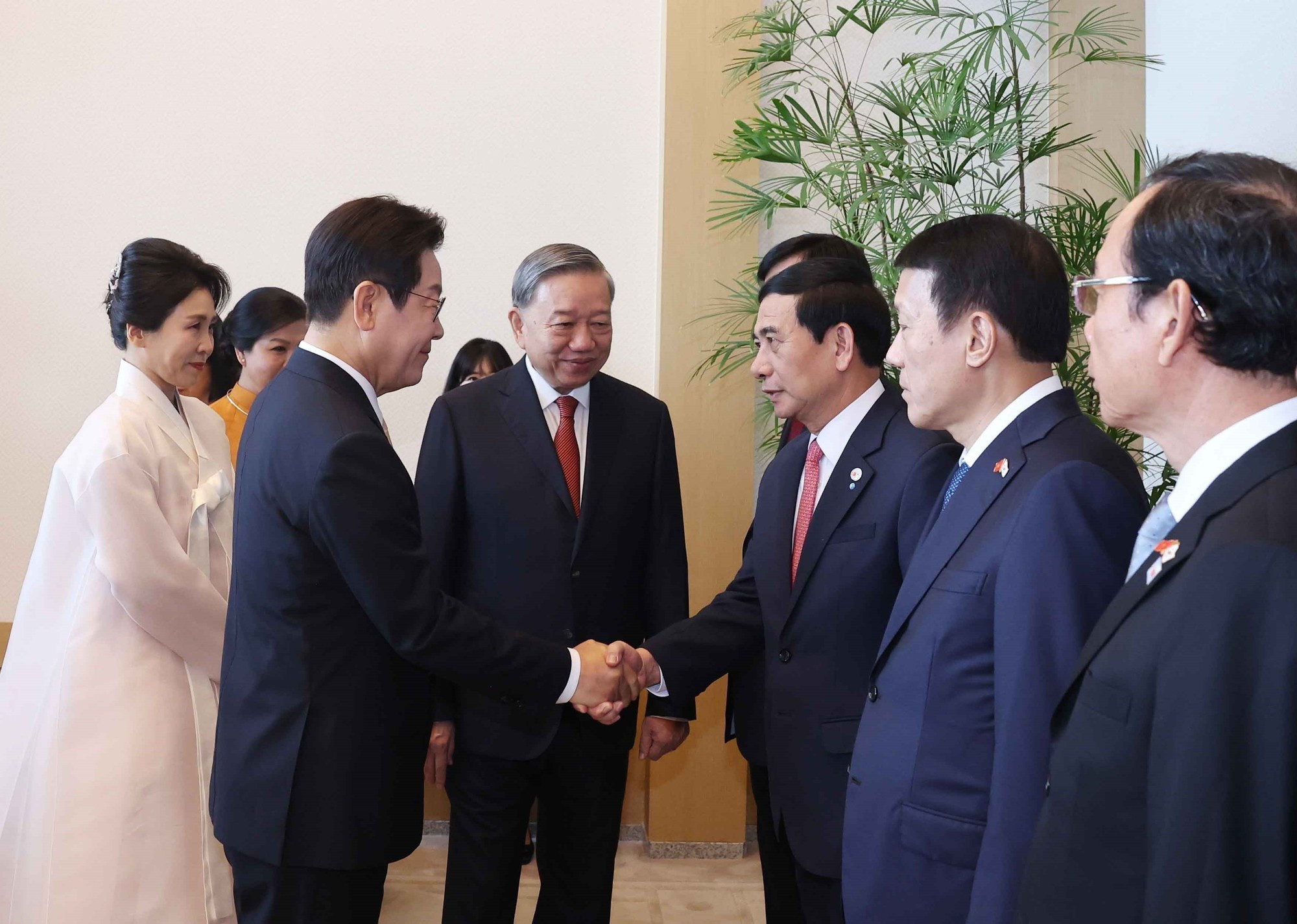 El presidente surcoreano, Lee Jae -myung, saluda a delegados vietnamitas. El presidente surcoreano, Lee Jae -myung, saluda a delegados vietnamitas.