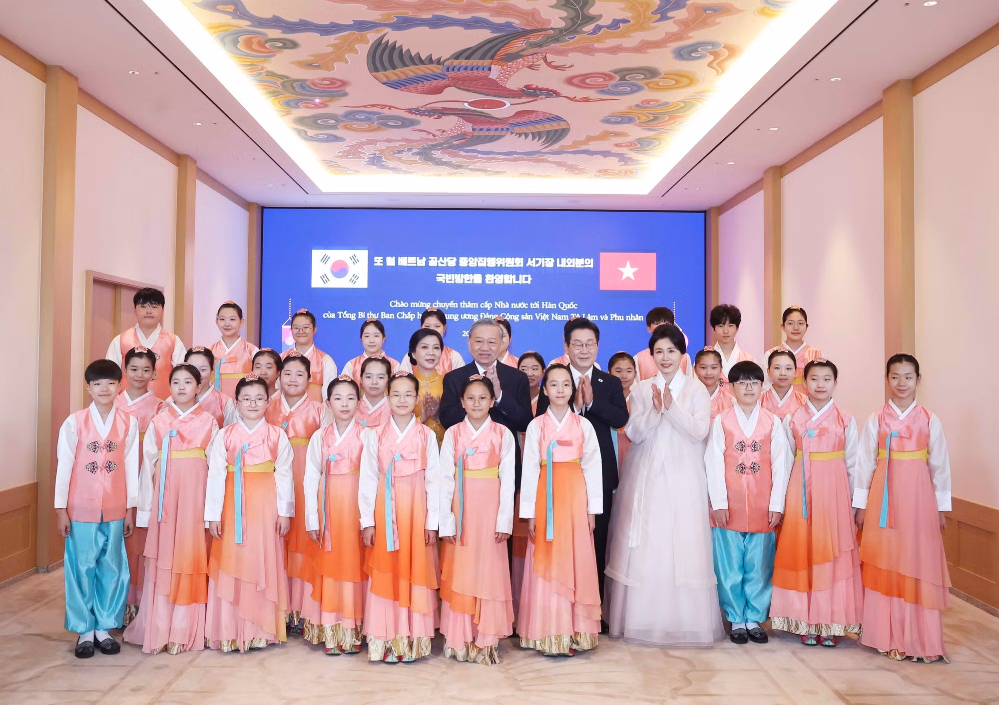 Ambos dirigentes y los niños surcoreanos.