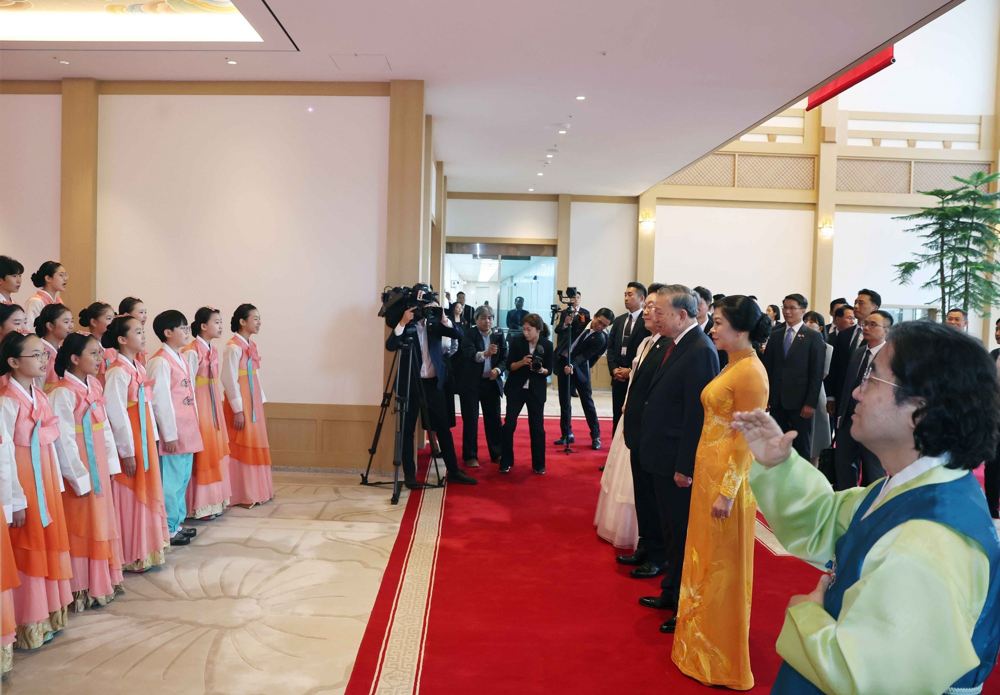 Un grupo de niños surcoreanos canta la canción "Los niños del mundo celebran con alegría" para dar la bienvenida al secretario general vietnamita, a su esposa y a la delegación vietnamita de alto rango, en un gesto que elogia la amistad, el cariño y la solidaridad de los niños de todo el mundo. Un grupo de niños surcoreanos canta la canción "Los niños del mundo celebran con alegría" para dar la bienvenida al secretario general vietnamita, a su esposa y a la delegación vietnamita de alto rango, en un gesto que elogia la amistad, el cariño y la solidaridad de los niños de todo el mundo.