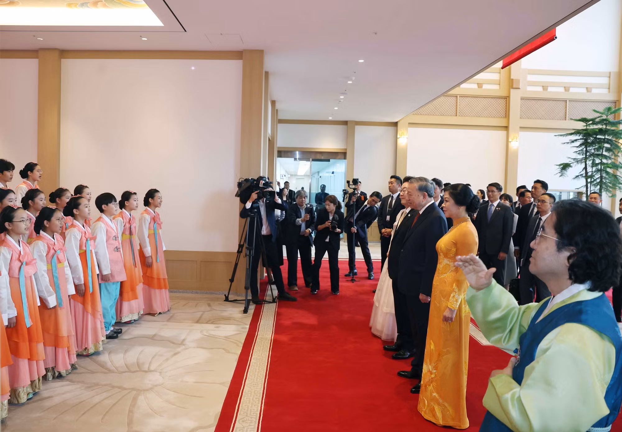 Un grupo de niños surcoreanos canta la canción "Los niños del mundo celebran con alegría" para dar la bienvenida al secretario general vietnamita, a su esposa y a la delegación vietnamita de alto rango, en un gesto que elogia la amistad, el cariño y la solidaridad de los niños de todo el mundo.