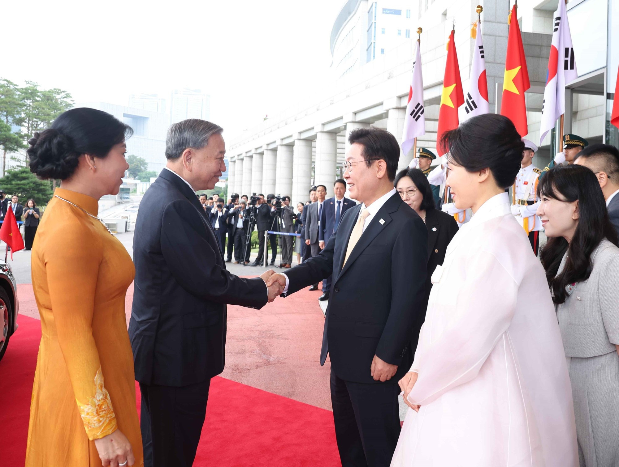El presidente surcoreano, Lee Jae-myung, recibe al secretario general To Lam y a su esposa. El presidente surcoreano, Lee Jae-myung, recibe al secretario general To Lam y a su esposa.