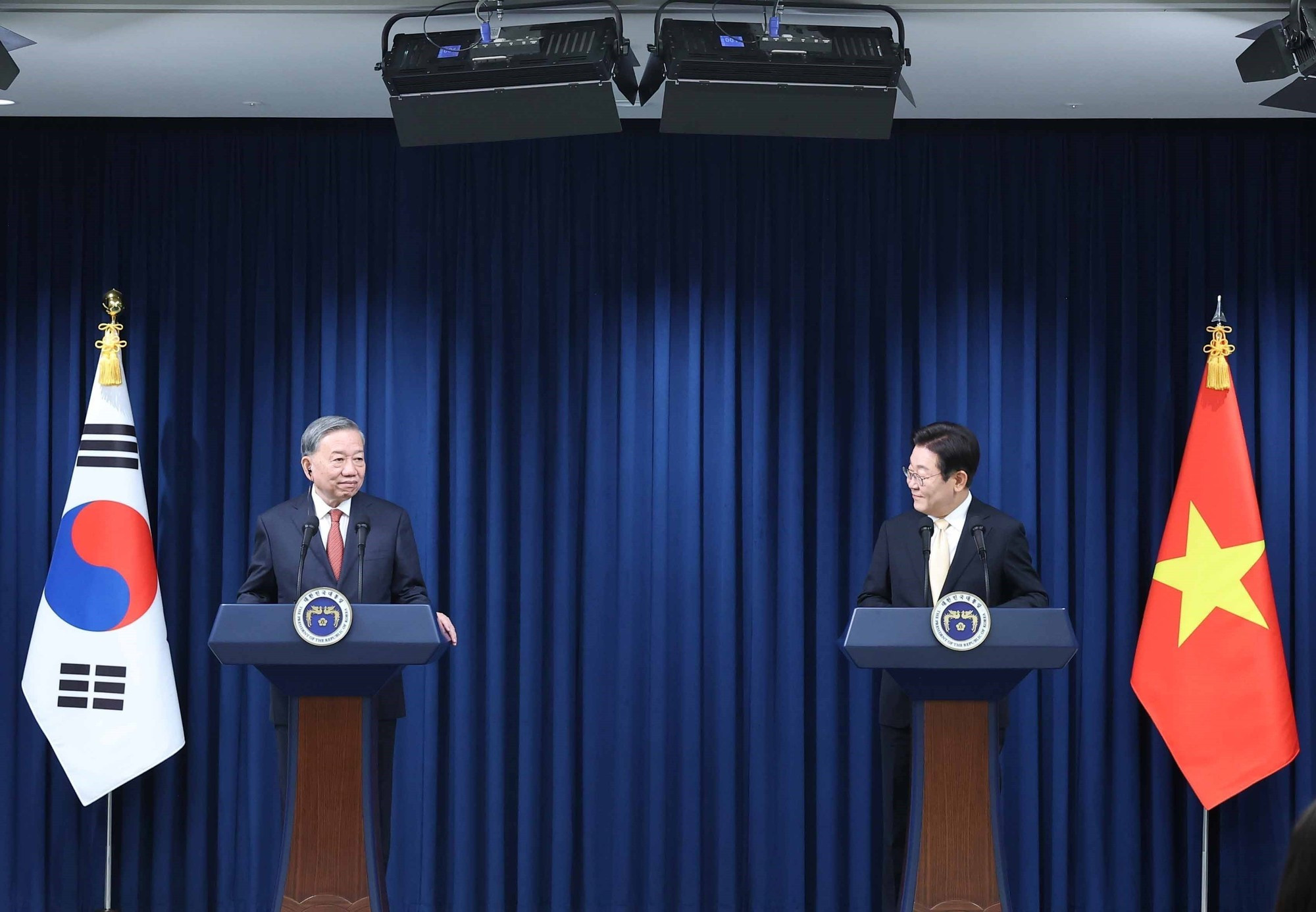 El máximo dirigente partidista vietnamita y el presidente surcoreano ofrecen una rueda de prensa conjunta. El máximo dirigente partidista vietnamita y el presidente surcoreano ofrecen una rueda de prensa conjunta.
