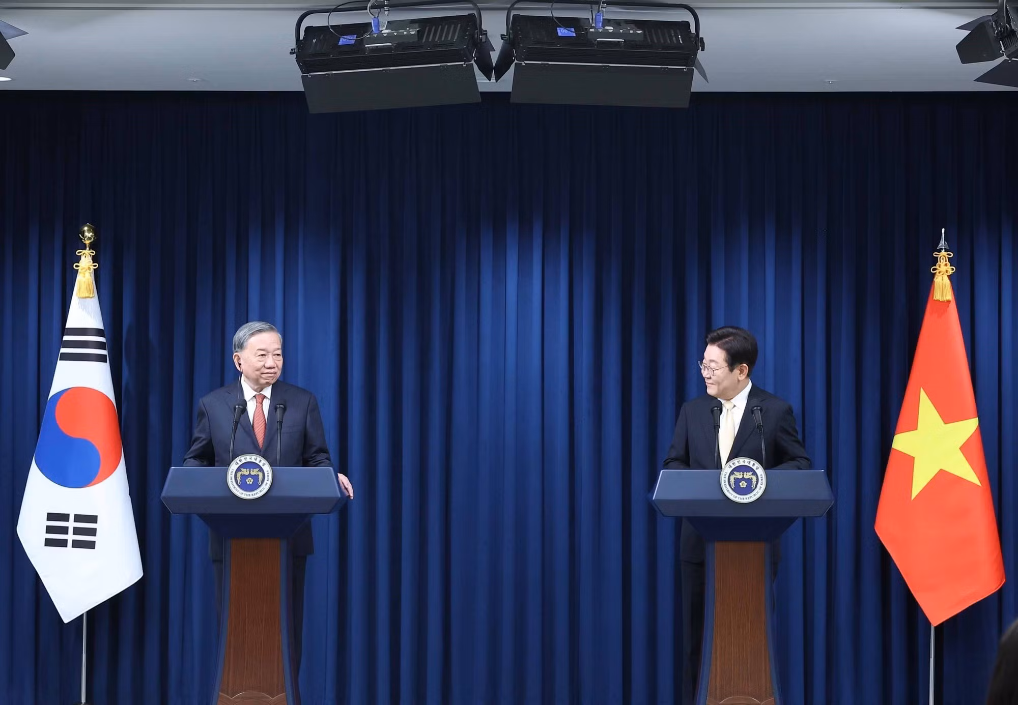 El máximo dirigente partidista vietnamita y el presidente surcoreano ofrecen una rueda de prensa conjunta.
