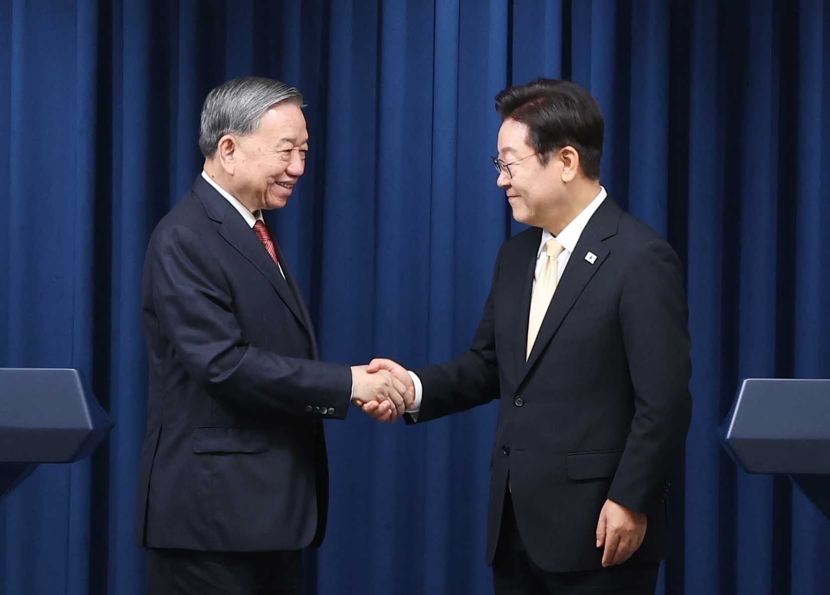 El secretario general del Partido Comunista de Vietnam, To Lam (izquierda), y el presidente de Corea del Sur, Lee Jae Myung. El secretario general del Partido Comunista de Vietnam, To Lam (izquierda), y el presidente de Corea del Sur, Lee Jae Myung.