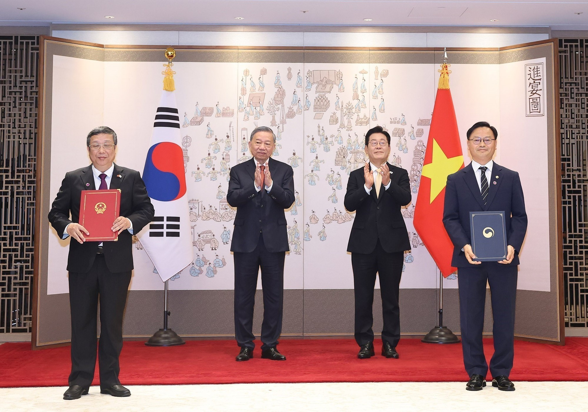 El secretario general del Partido Comunista de Vietnam, To Lam, y el presidente surcoreano, Lee Jae Myung, presencian la firma de un memorando de entendimiento entre el Ministerio de Agricultura y Medio Ambiente de Vietnam y el Ministerio de Pesca y Océanos de Corea del Sur.