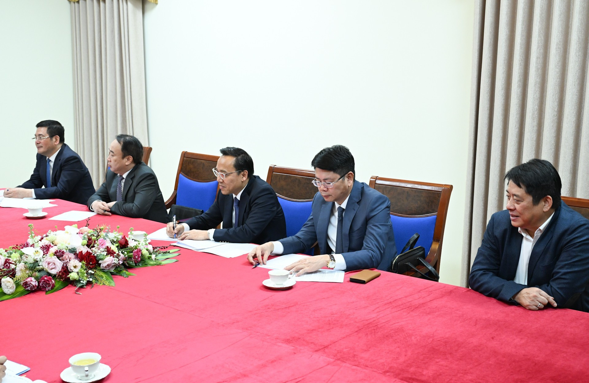 Representantes de ministerios intervienen en la teleconferencia.