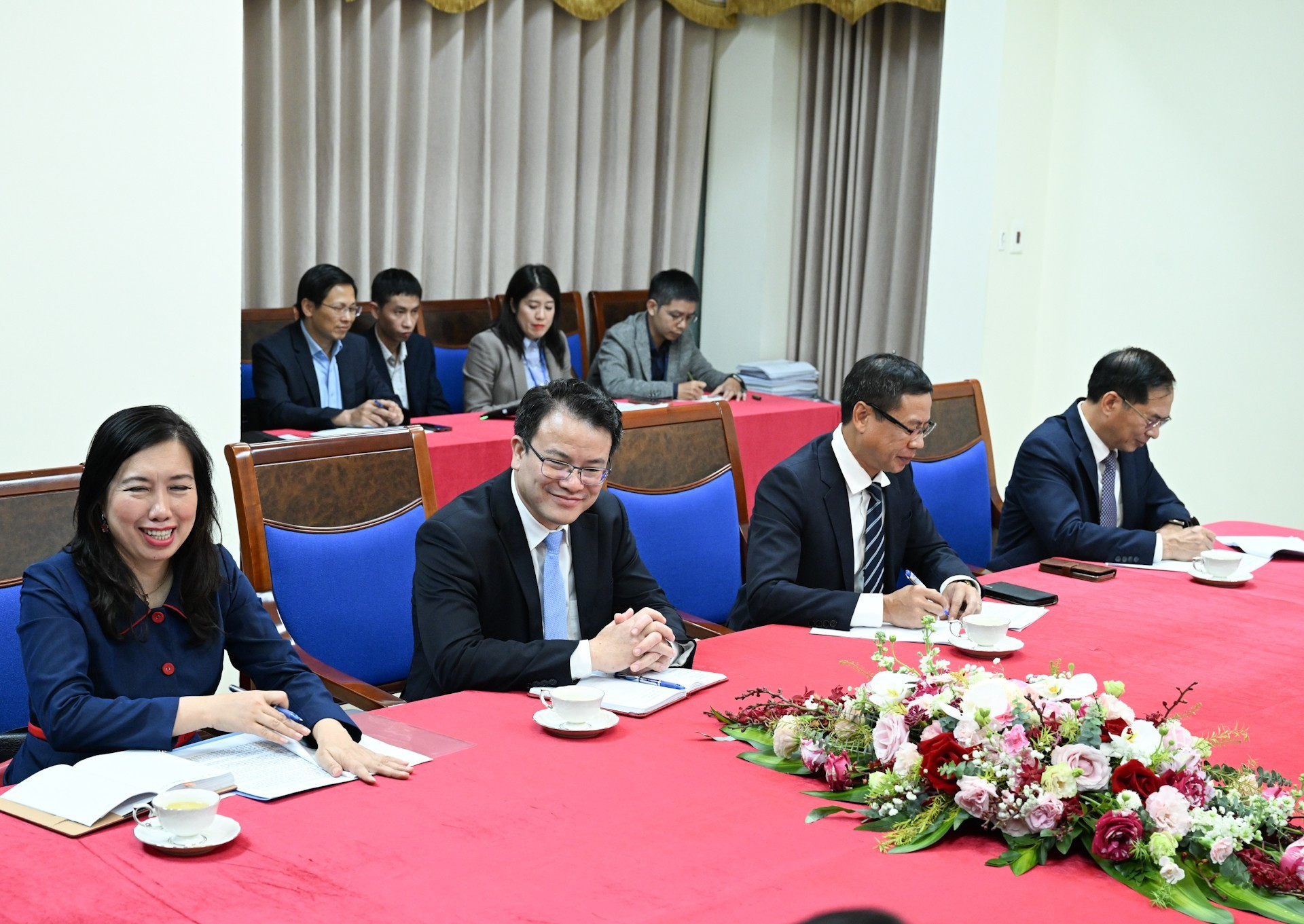 Representantes de ministerios intervienen en la teleconferencia.