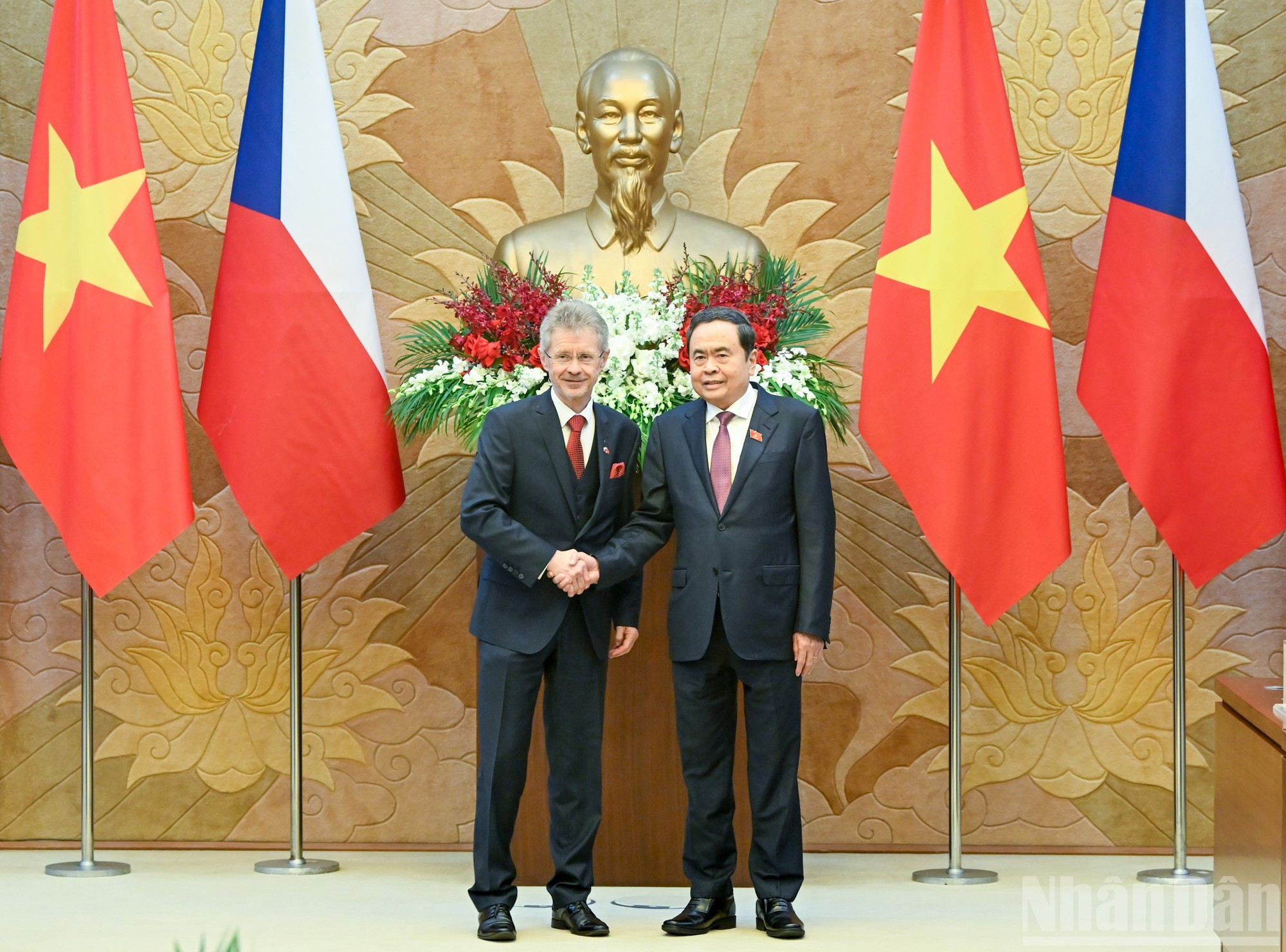 El presidente de la Asamblea Nacional de Vietnam, Tran Thanh Man, y el titular del Senado de la República Checa, Milos Vystrcil.