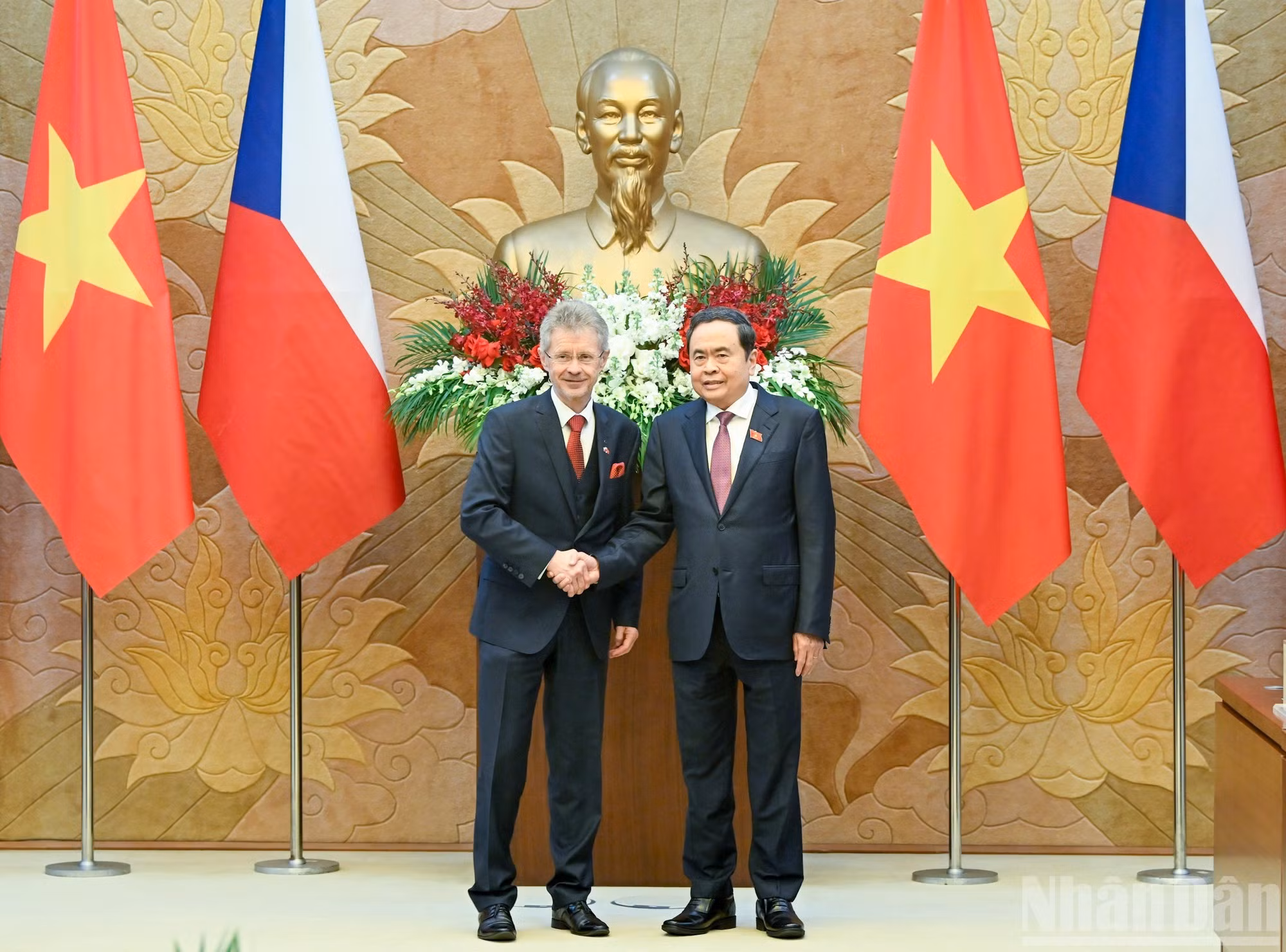 El presidente de la Asamblea Nacional de Vietnam, Tran Thanh Man, y el titular del Senado de la República Checa, Milos Vystrcil.