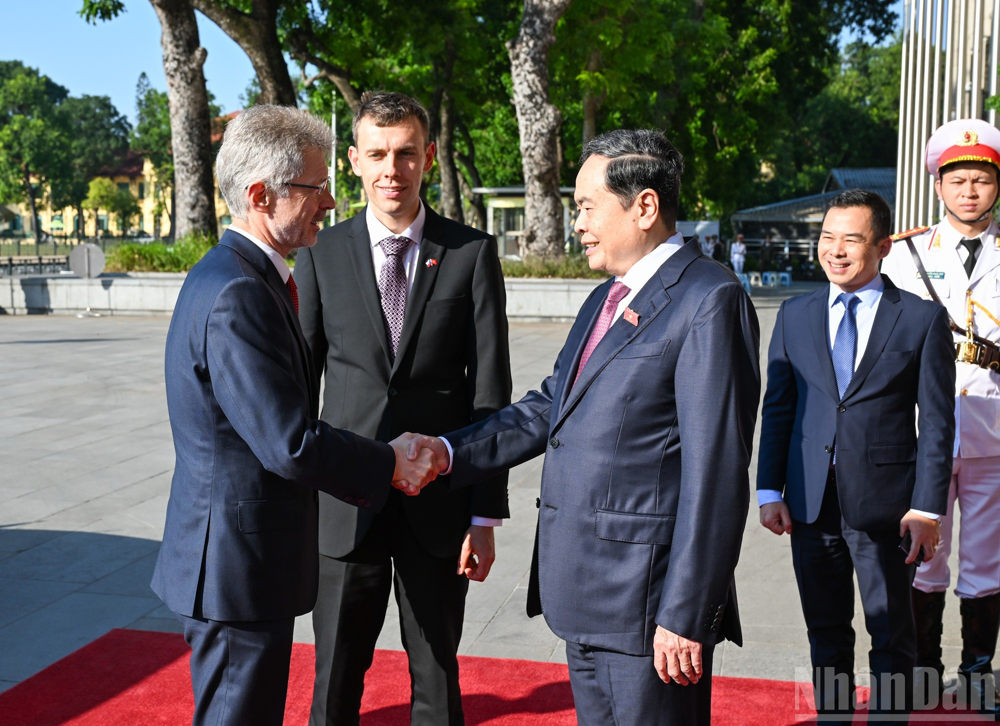 El presidente de la Asamblea Nacional de Vietnam, Tran Thanh Man, recibe al titular del Senado de la República Checa, Milos Vystrcil.