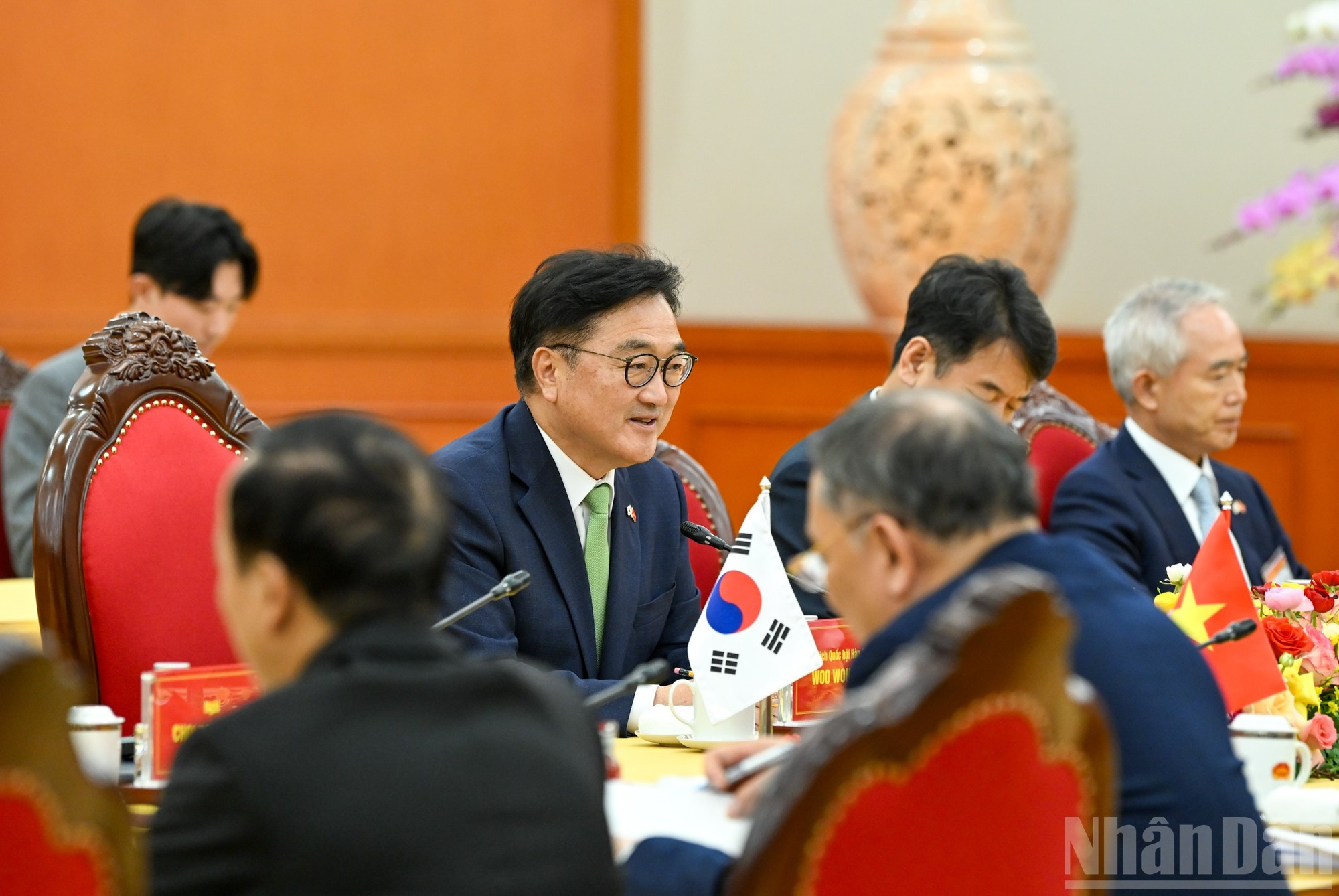 El dirigente legislativo de Corea del Sur, Woo Won Shik, toma la palabra en la cita.