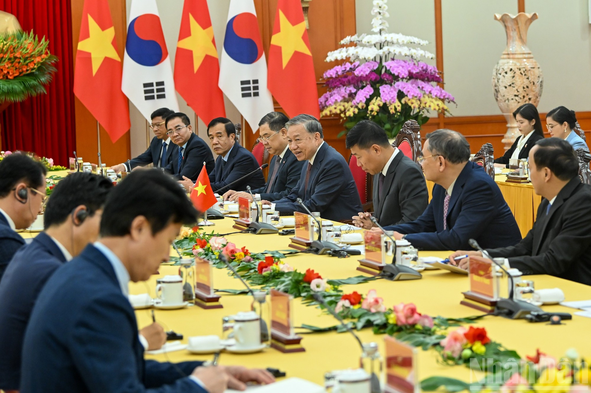 El secretario general To Lam y los delegados vietnamitas acuden al encuentro.