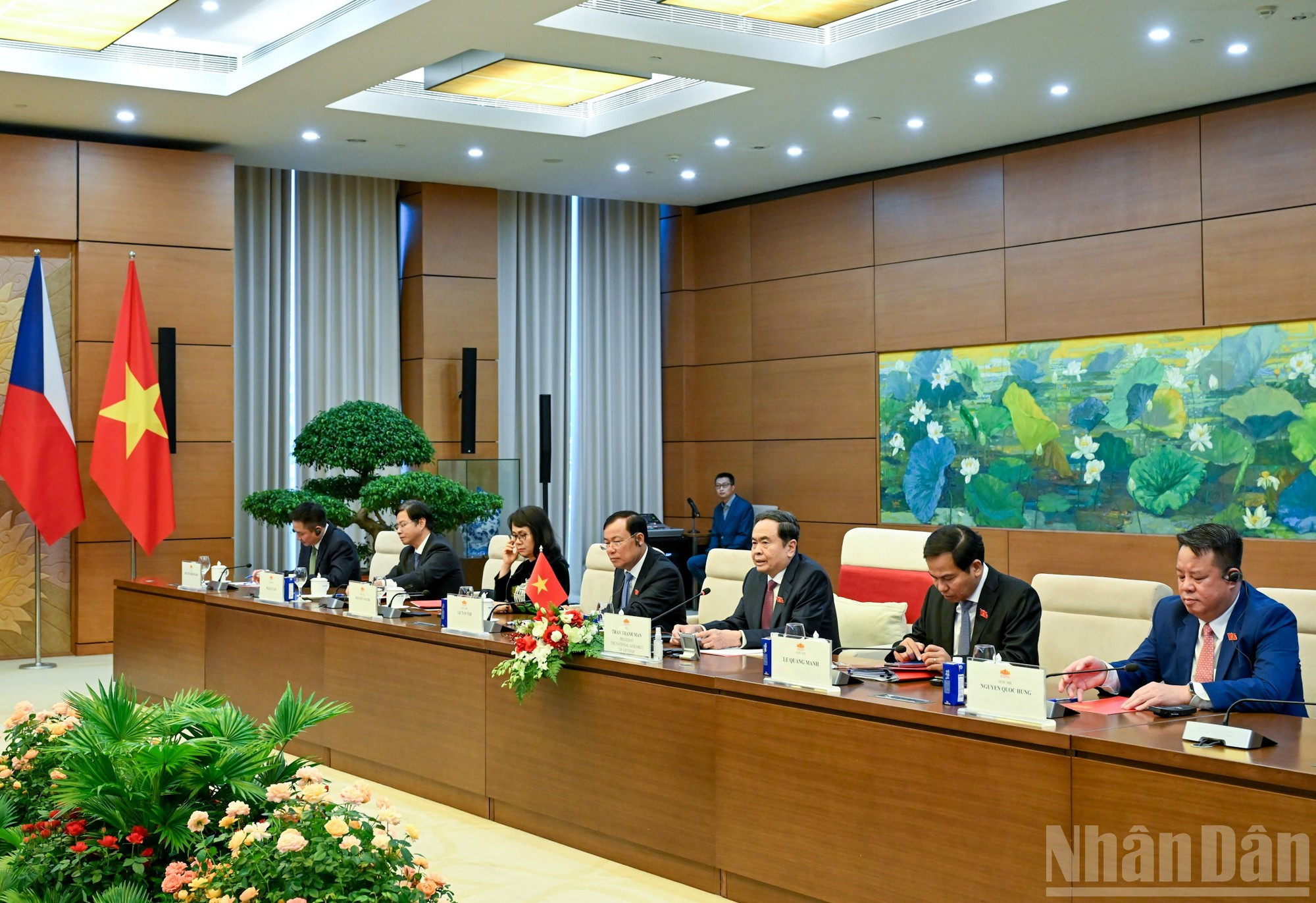 Funcionarios vietnamitas acuden al encuentro.