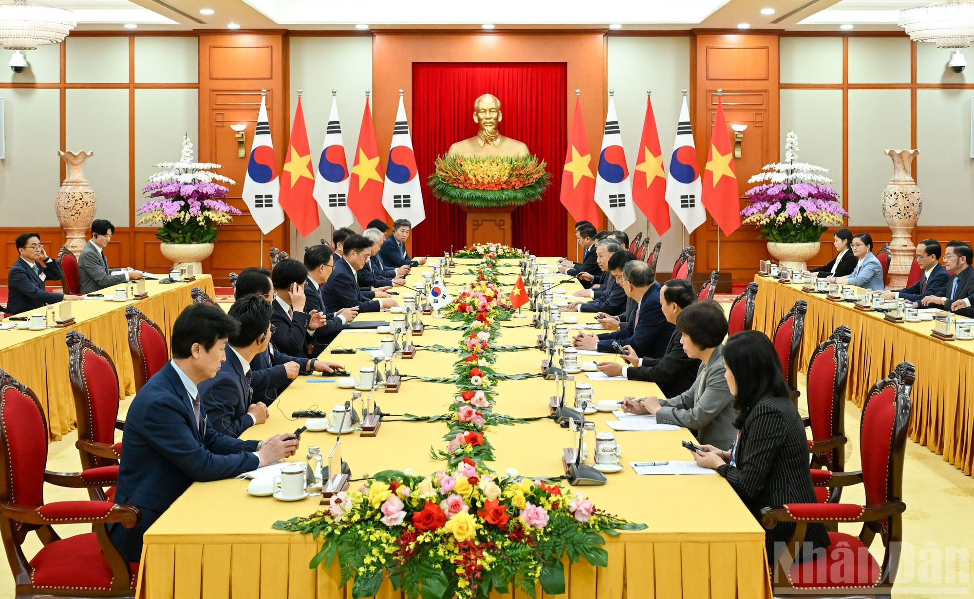 El encuentro tiene lugar en la sede del Comité Central del Partido Comunista de Vietnam en Hanói.