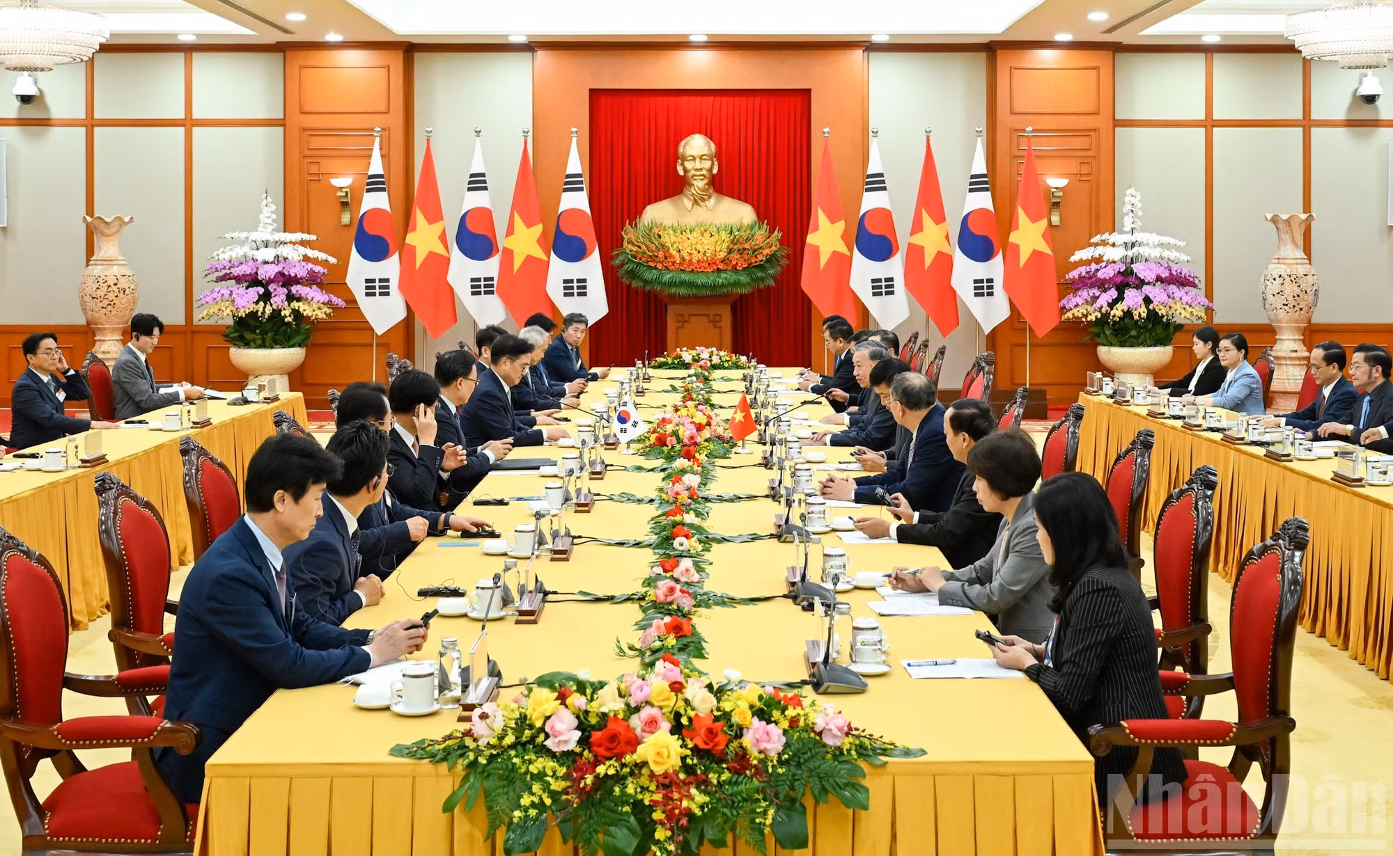 El encuentro tiene lugar en la sede del Comité Central del Partido Comunista de Vietnam en Hanói.