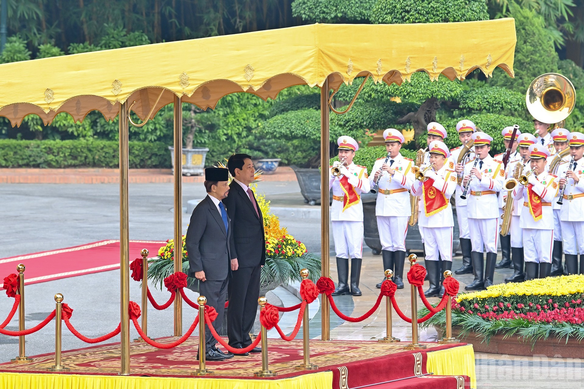 El presidente de Vietnam, Luong Cuong, y el sultán de Brunéi Darussalam, Haji Hassanal, se paran el podio de honor, durante la interpretación de los himnos nacionales de ambos países.