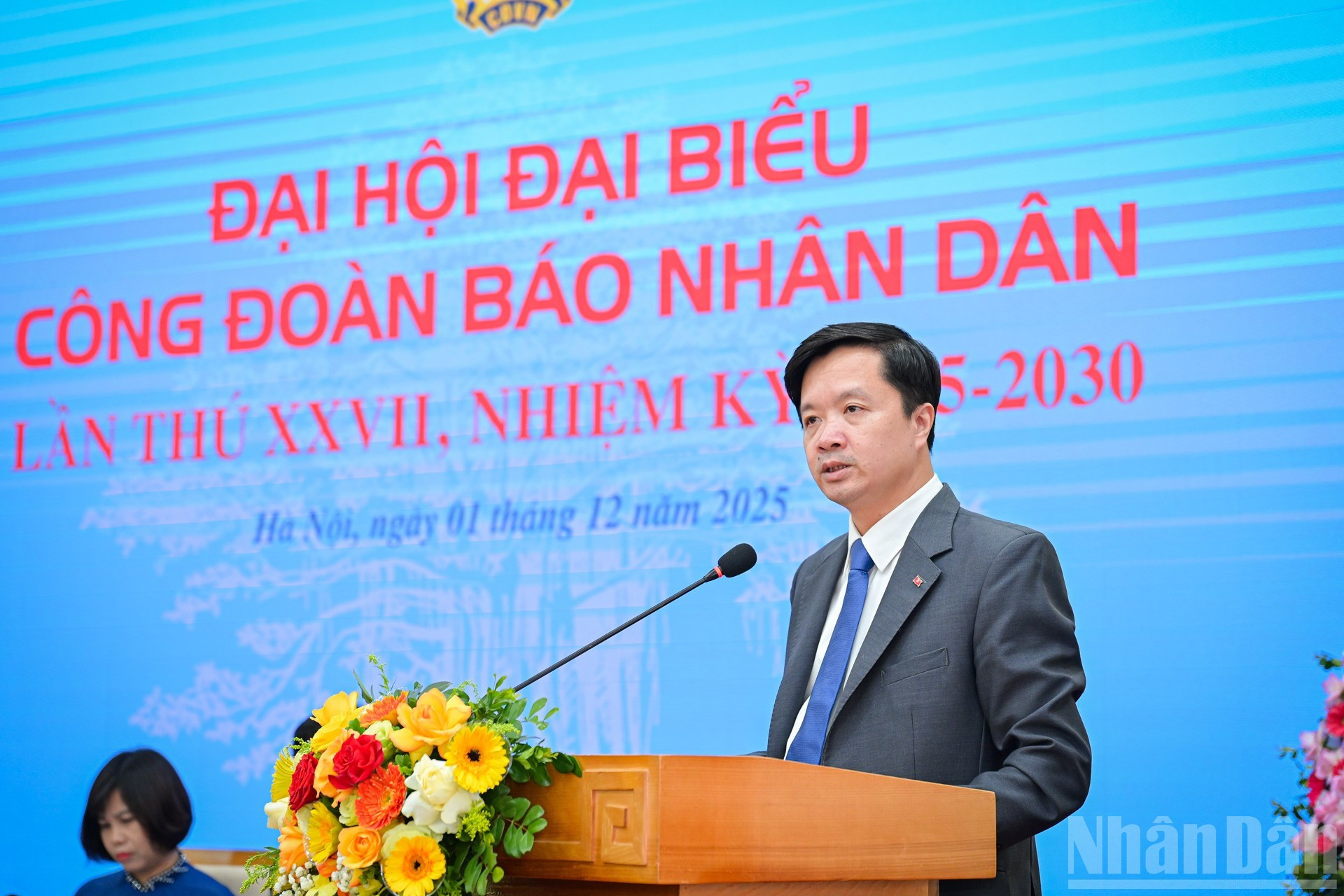 El jefe del Departamento de Cultura-Sociedad y subjefe del Sindicato de Nhan Dan, Ta Quang Dung, presenta un informe.