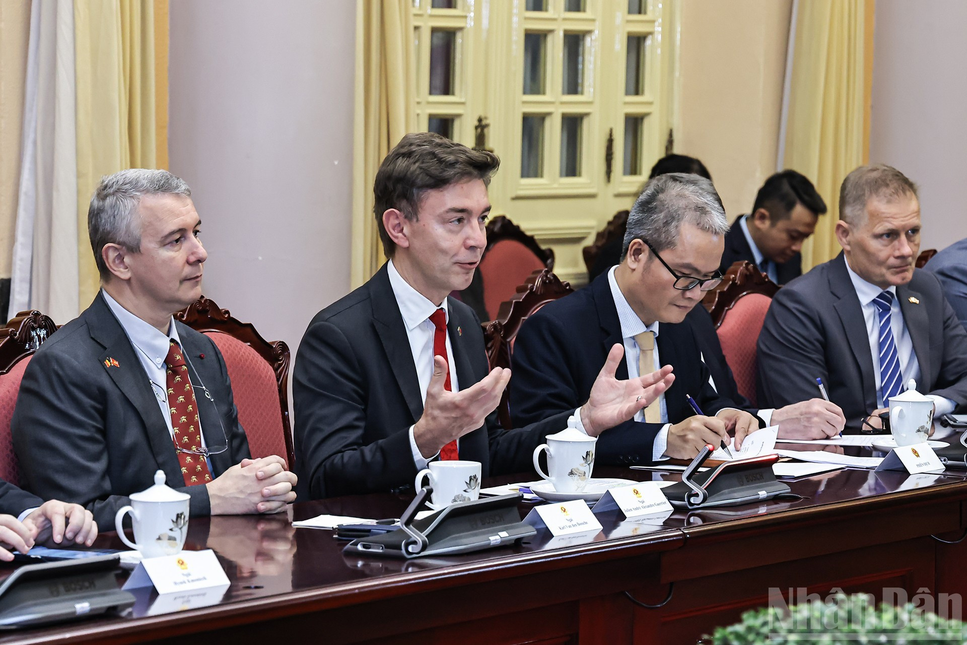 El embajador y jefe de la Delegación de la UE en Vietnam, Julien Guerrier, habla en el encuentro.