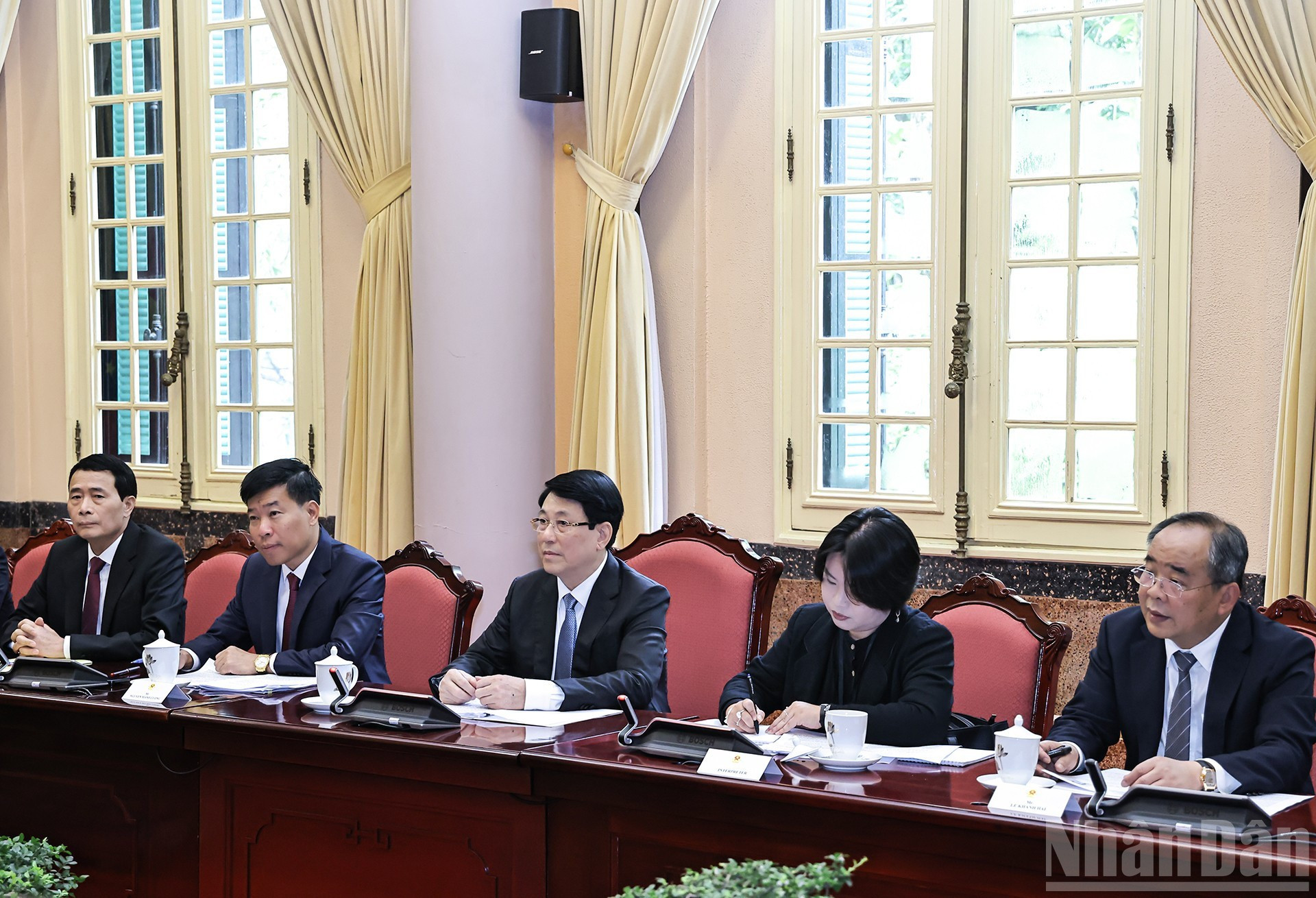 Funcionarios vietnamitas asisten al encuentro.