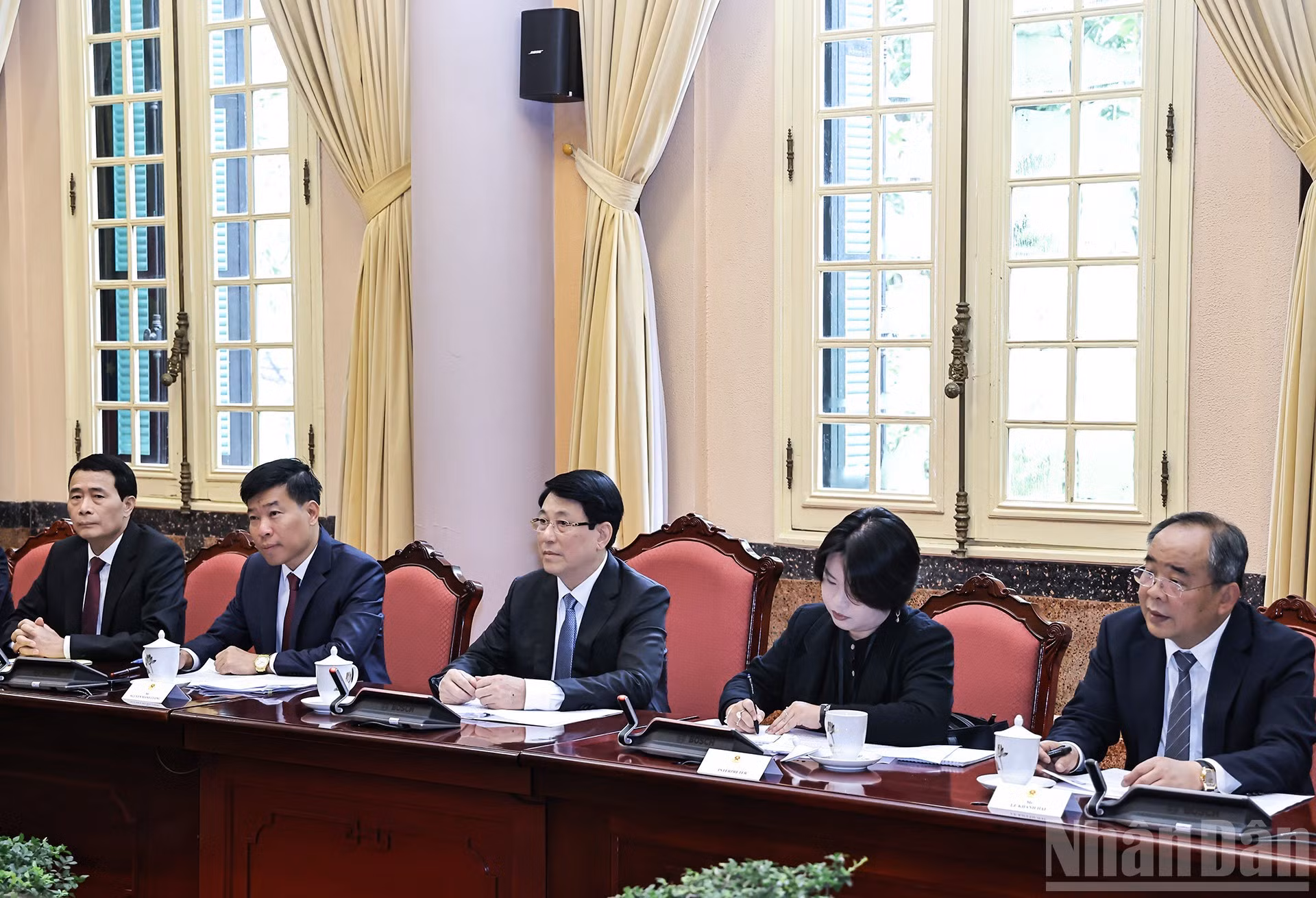 Funcionarios vietnamitas asisten al encuentro.