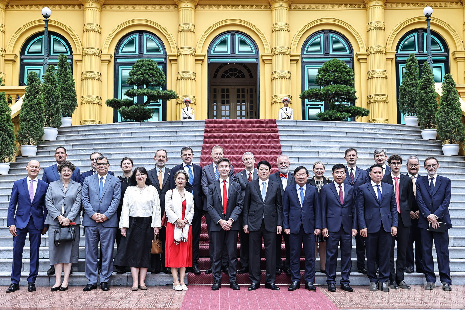 El presidente vietnamita Luong Cuong y los delegados de la UE en Vietnam.
