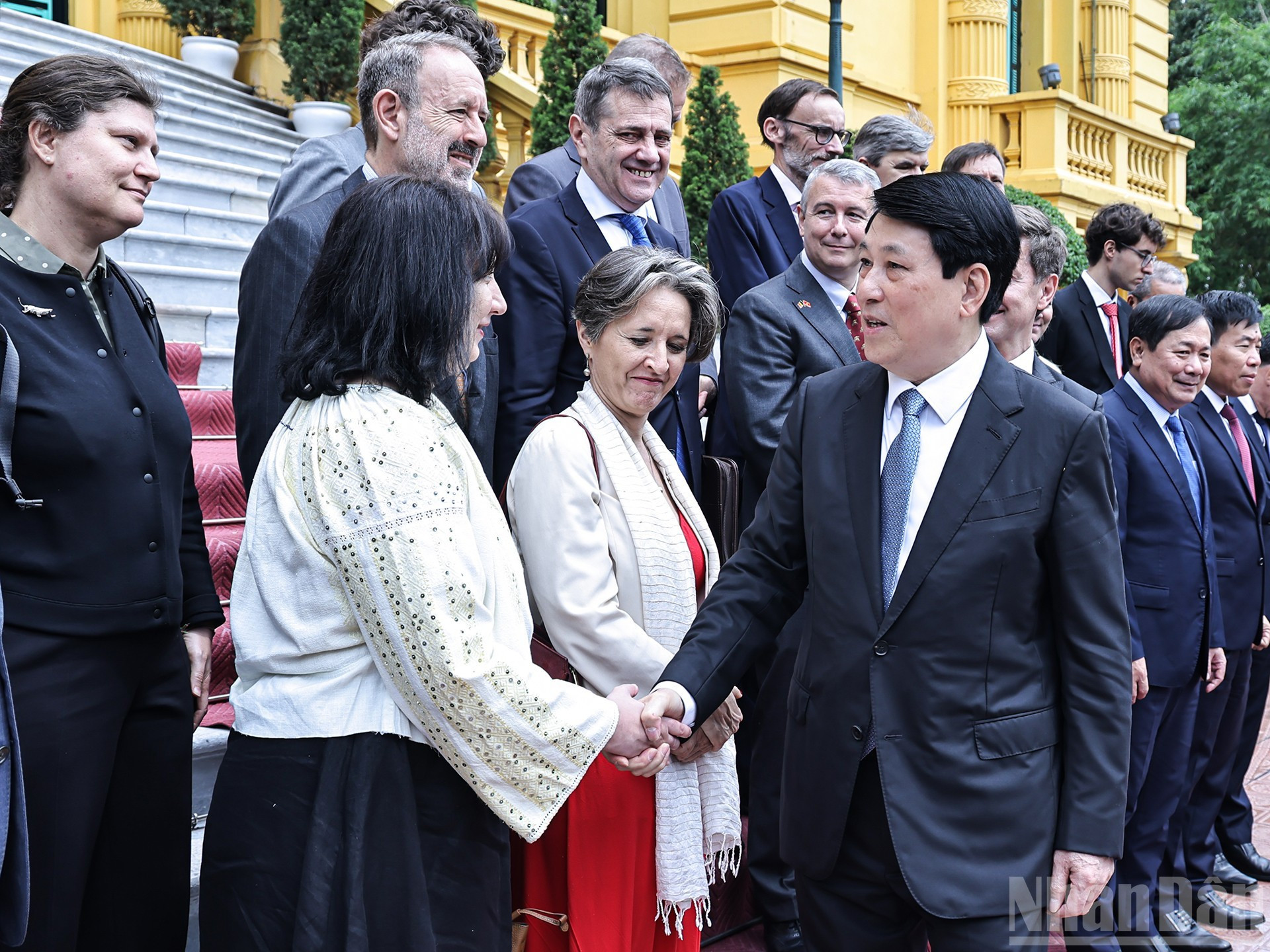 El jefe del Estado, Luong Cuong, saluda a los diplomáticos de la UE.