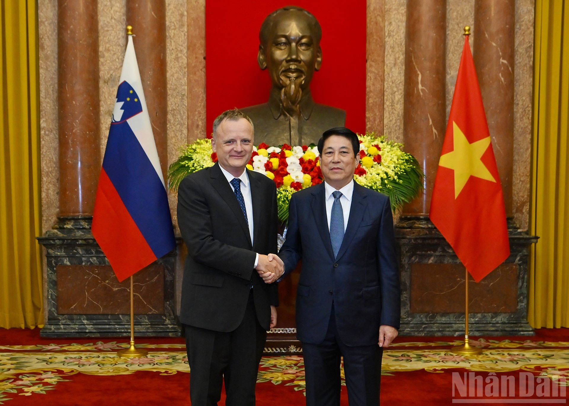 El presidente de Vietnam, Luong Cuong, y el embajador concurrente de Eslovenia. El presidente de Vietnam, Luong Cuong, y el embajador concurrente de Eslovenia.