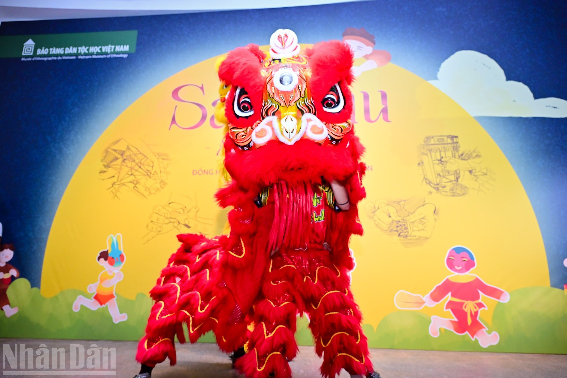 El animado espectáculo de danza de leones y dragones crea un ambiente festivo en el Museo de Etnología de Vietnam.