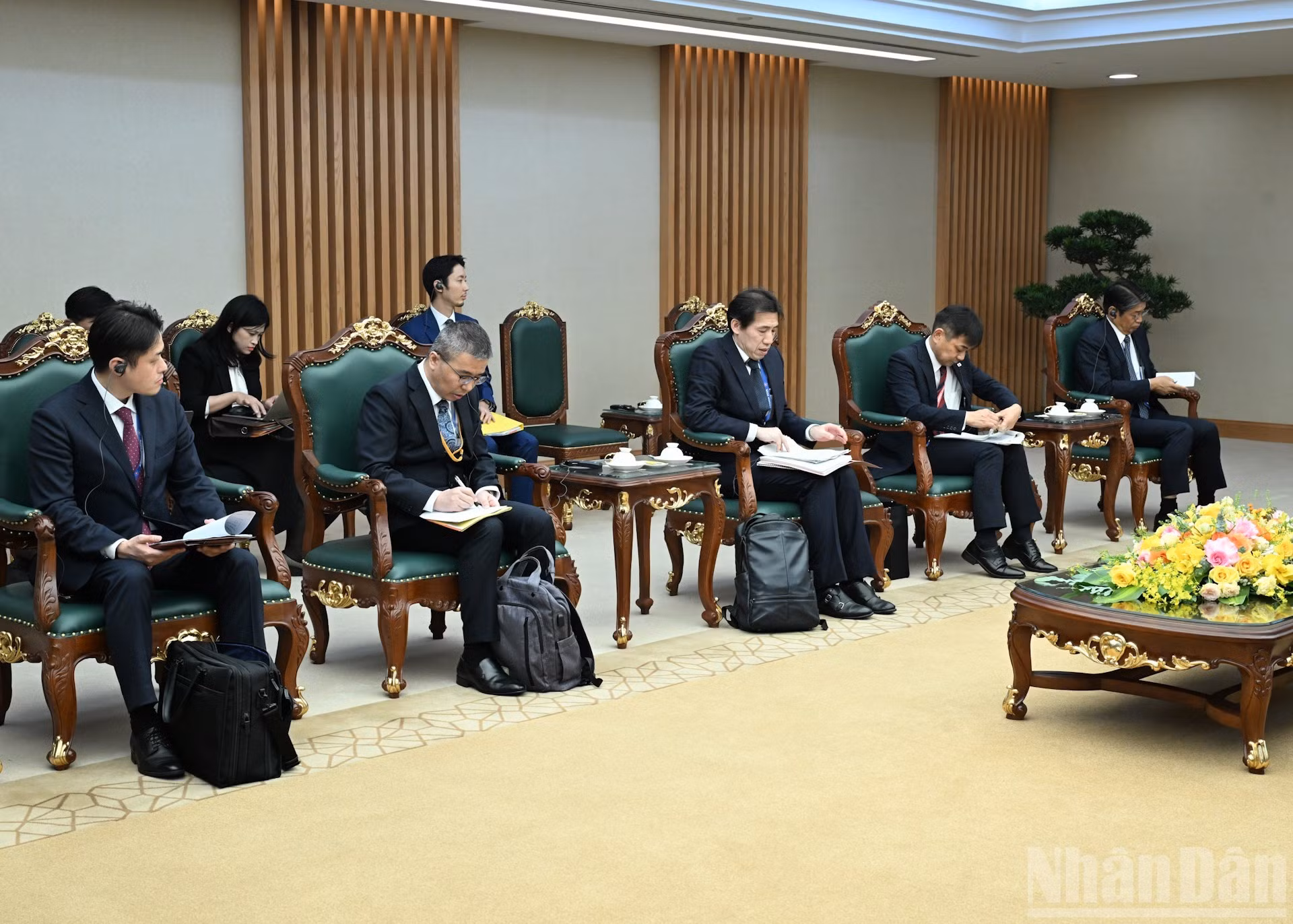 Miembros de la delegación japonesa intervienen en la reunión.