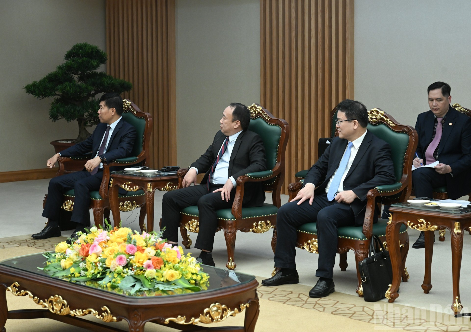 Funcionarios vietnamitas acuden a la cita.