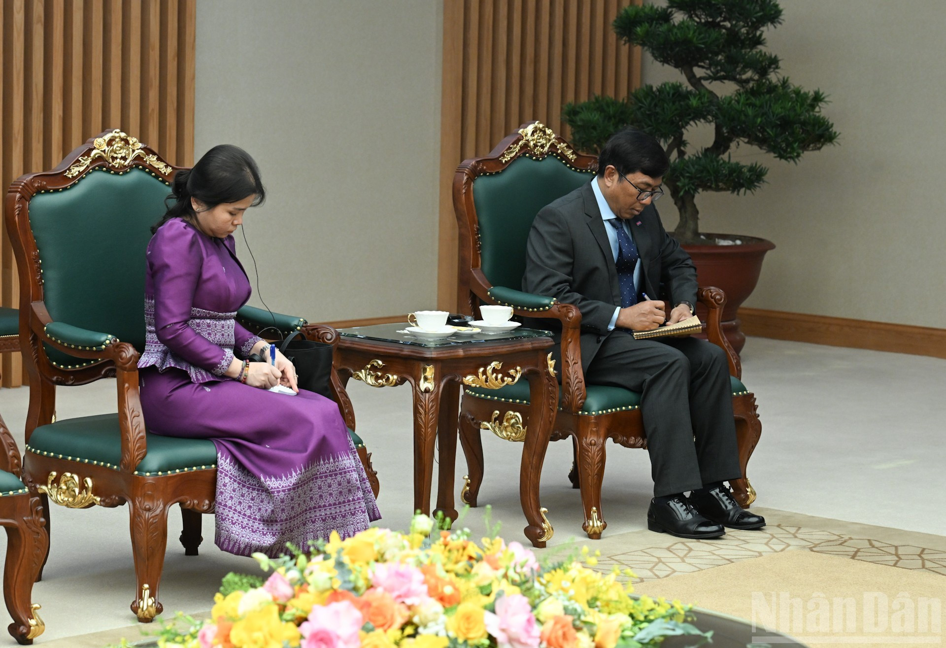 Los miembros de la delegación camboyana intervienen en el encuentro.