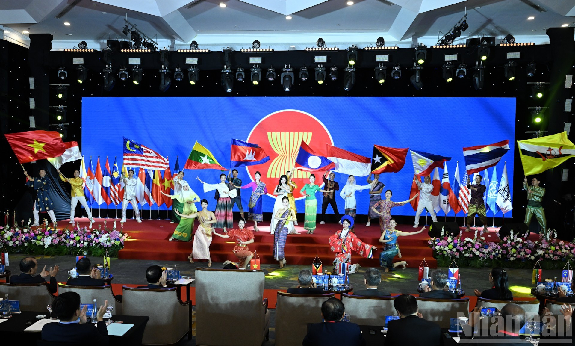 Programa artístico en saludo al evento.