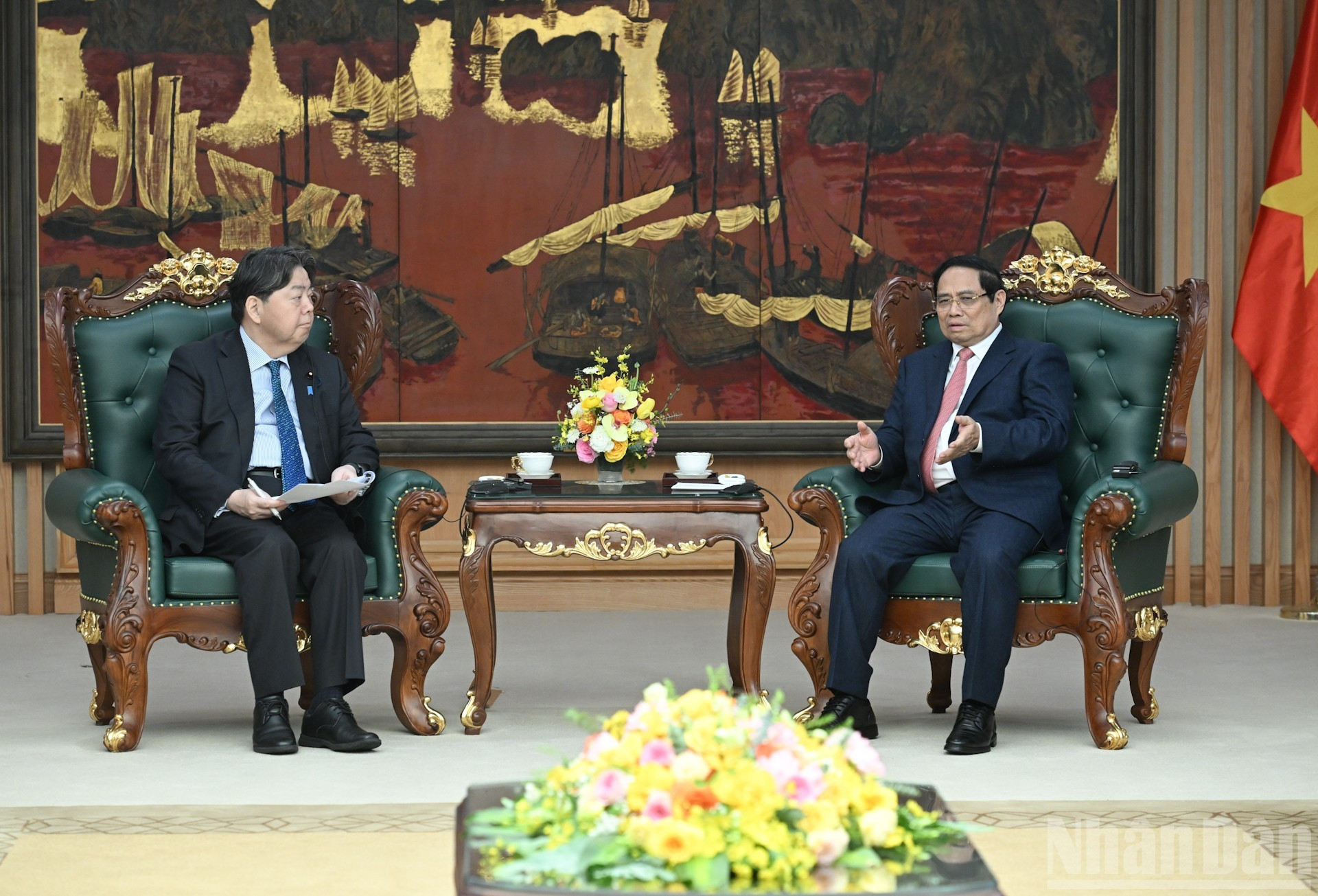 El premier Pham Minh Chinh conversa con el ministro de Asuntos Internos y Comunicaciones de Japón, Hayashi Yoshimasa.