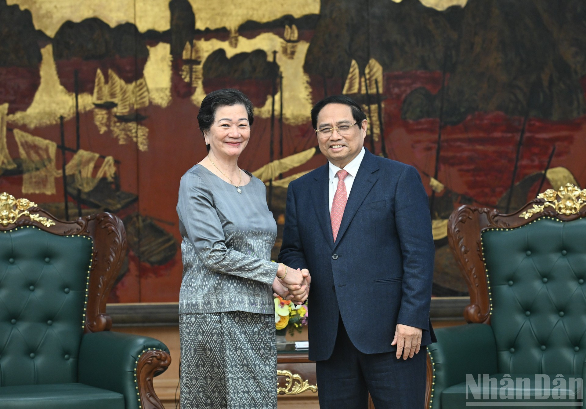 El primer ministro Pham Minh Chinh y la embajadora de Camboya en Hanói, Chea Kimtha.