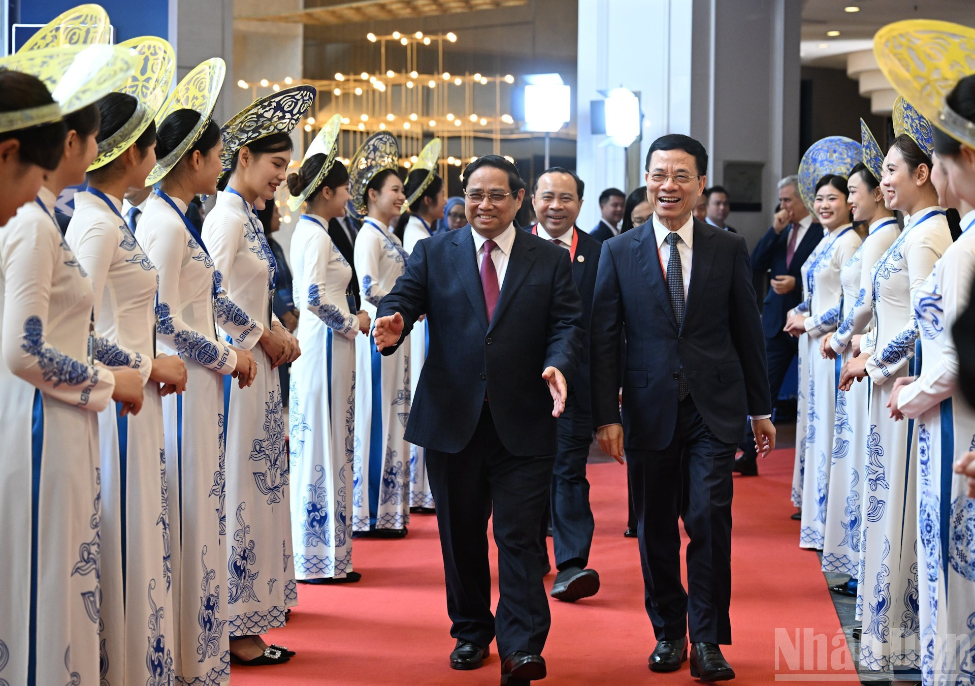 El primer ministro de Vietnam, Pham Minh Chinh (a la izquierda) interviene en el evento.