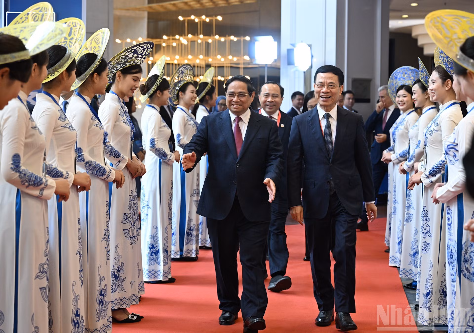 El primer ministro de Vietnam, Pham Minh Chinh (a la izquierda) interviene en el evento.