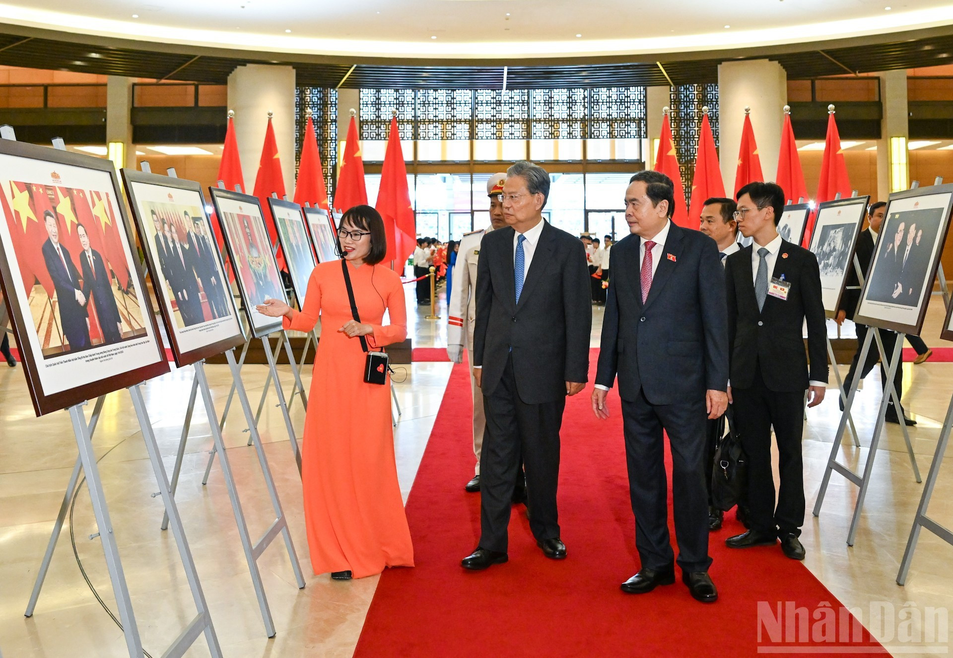 Ambos dirigentes visitan una exposición sobre las relaciones bilaterales. Ambos dirigentes visitan una exposición sobre las relaciones bilaterales.