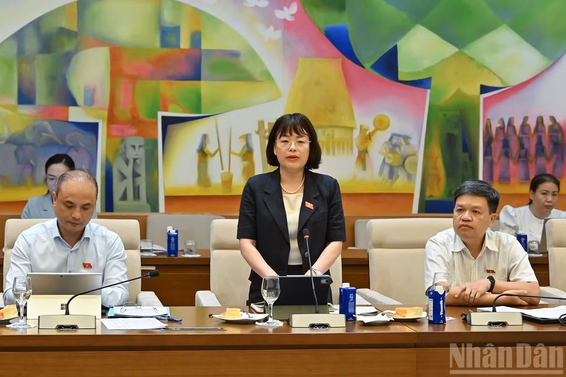 Nguyen Thi Mai Phuong, subjefa de la Comisión de Ciencia, Tecnología y Medio Ambiente de la Asamblea Nacional, habla en la cita.