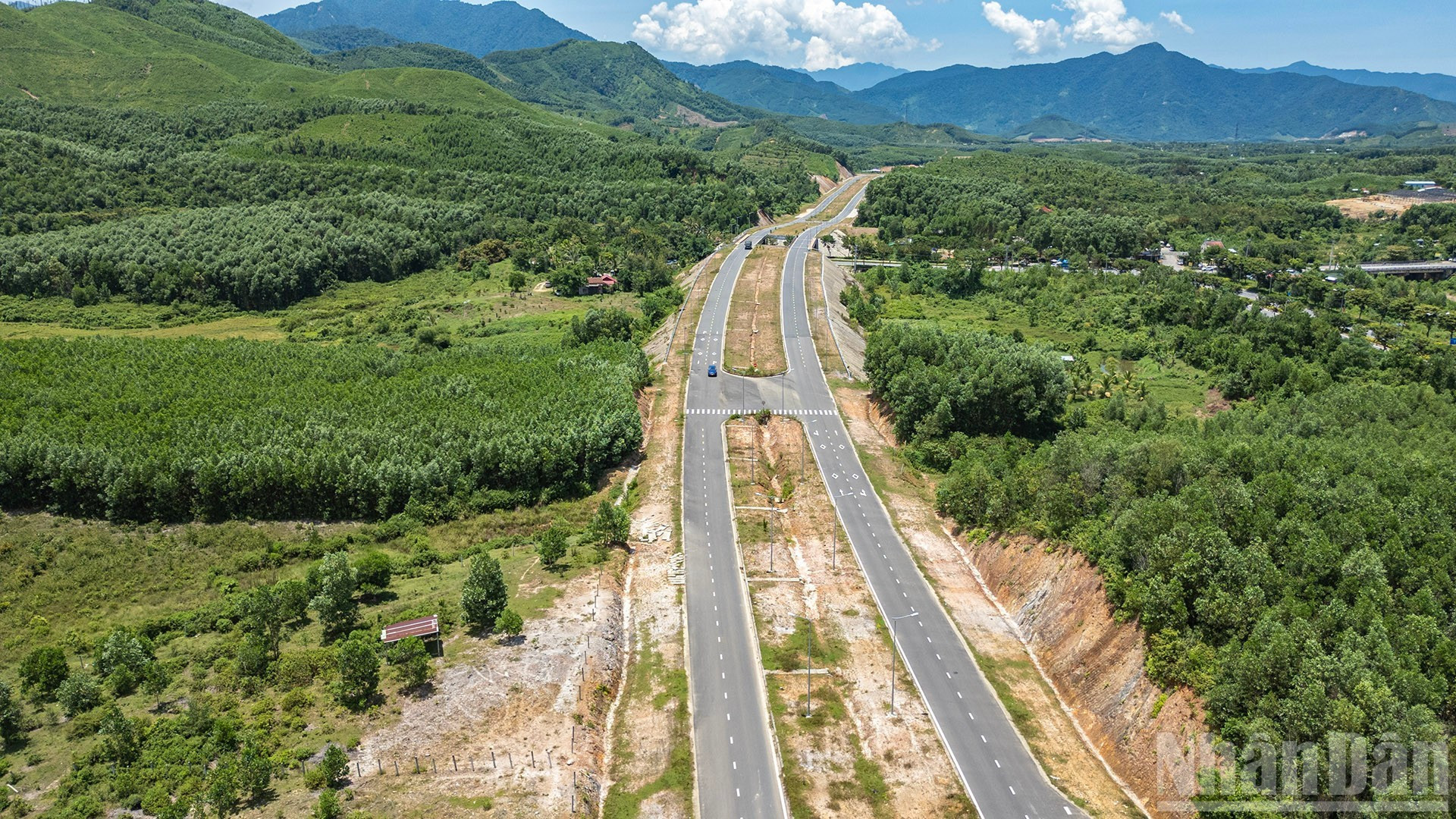La Carretera Nacional 14B, en el tramo de Da Nang, se ha renovado y ampliado a cuatro carriles.