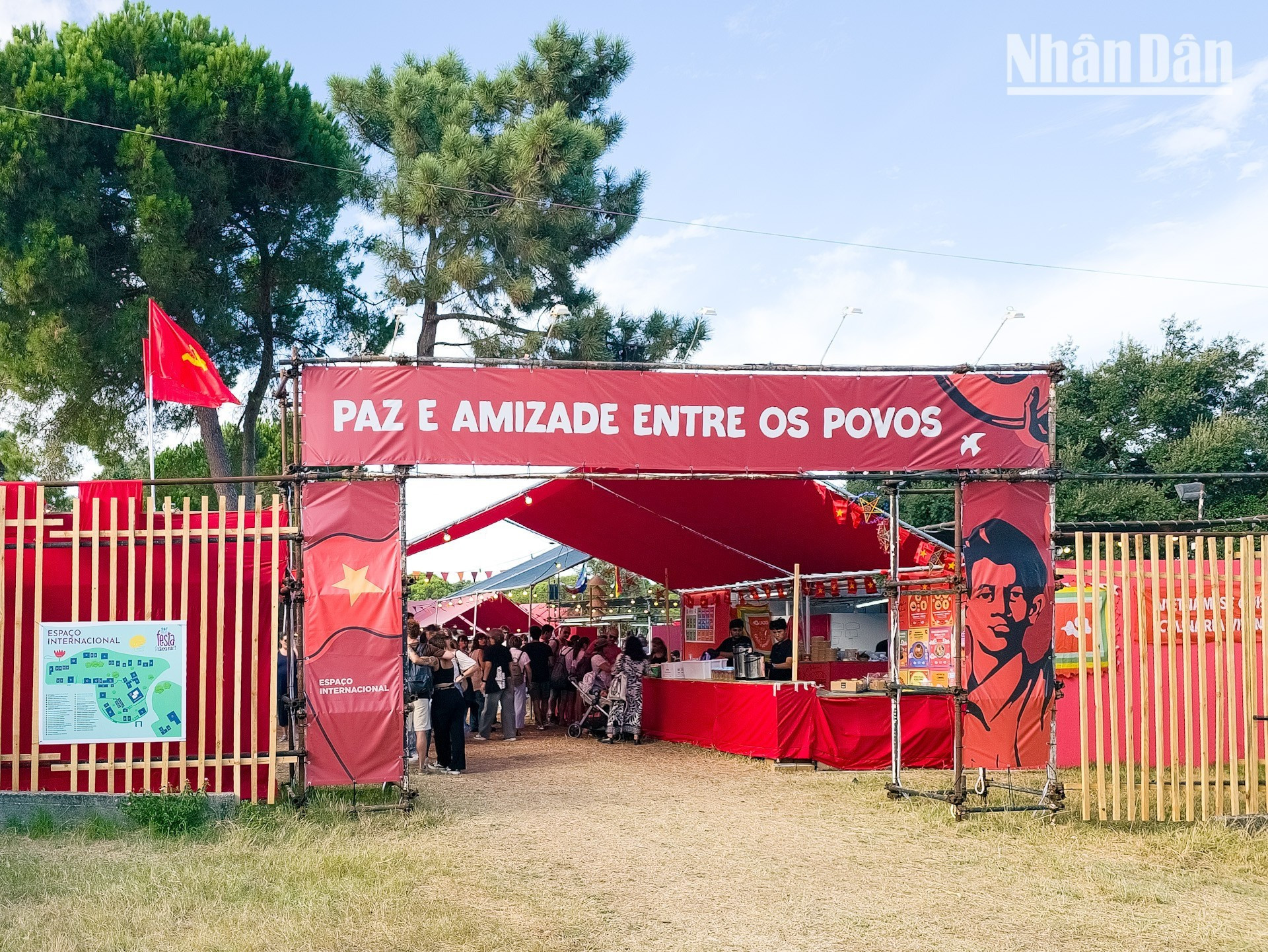 Los visitantes internacionales al festival afirman que la victoria del pueblo vietnamita es también la victoria de todos los pueblos progresistas del mundo. Aseguran que Vietnam es un ejemplo brillante, que continúa luchando y contribuyendo a la paz, la amistad y la cooperación mundial. Los visitantes internacionales al festival afirman que la victoria del pueblo vietnamita es también la victoria de todos los pueblos progresistas del mundo. Aseguran que Vietnam es un ejemplo brillante, que continúa luchando y contribuyendo a la paz, la amistad y la cooperación mundial.