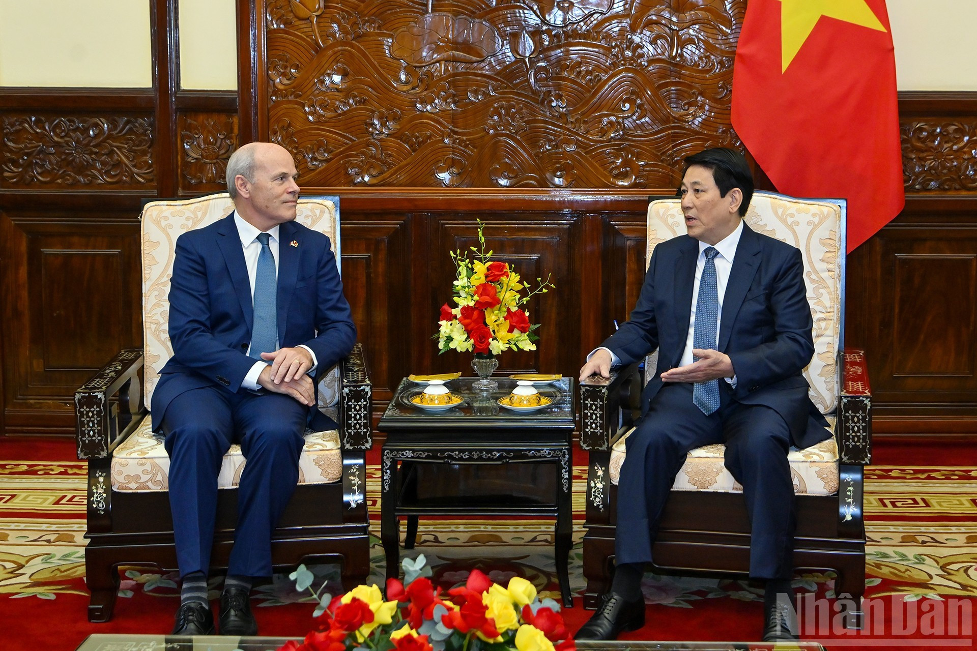 El presidente de Vietnam, Luong Cuong, dialoga con el embajador de Canadá en el país, James Nickel. El presidente de Vietnam, Luong Cuong, dialoga con el embajador de Canadá en el país, James Nickel.