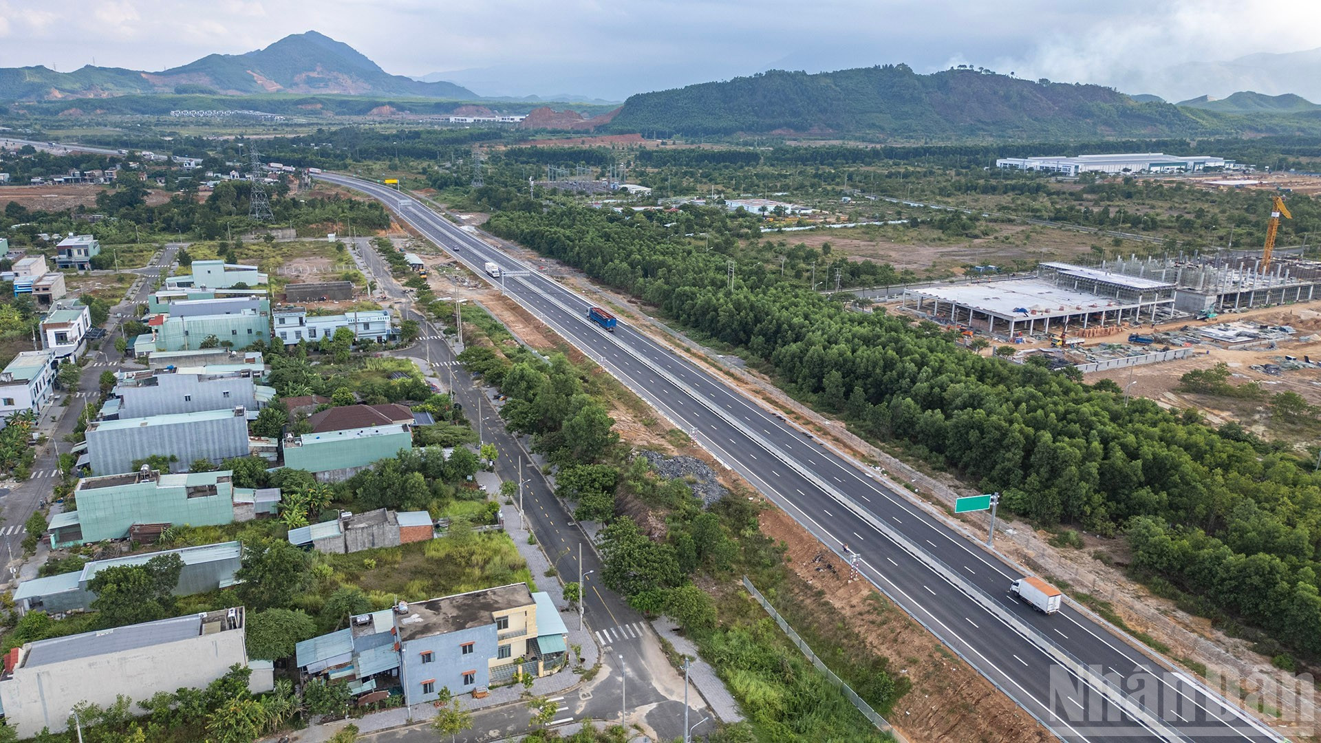 La nueva autopista Hoa Lien-Tuy Loan, que conecta La Son-Hoa Lien, el túnel Hai Van, la Carretera Nacional 1, la autopista Da Nang-Quang Ngai y la Carretera Nacional 14B, alivia la presión del tráfico en el centro, garantiza la seguridad vial y fomenta el desarrollo socioeconómico, la defensa y la seguridad regional.