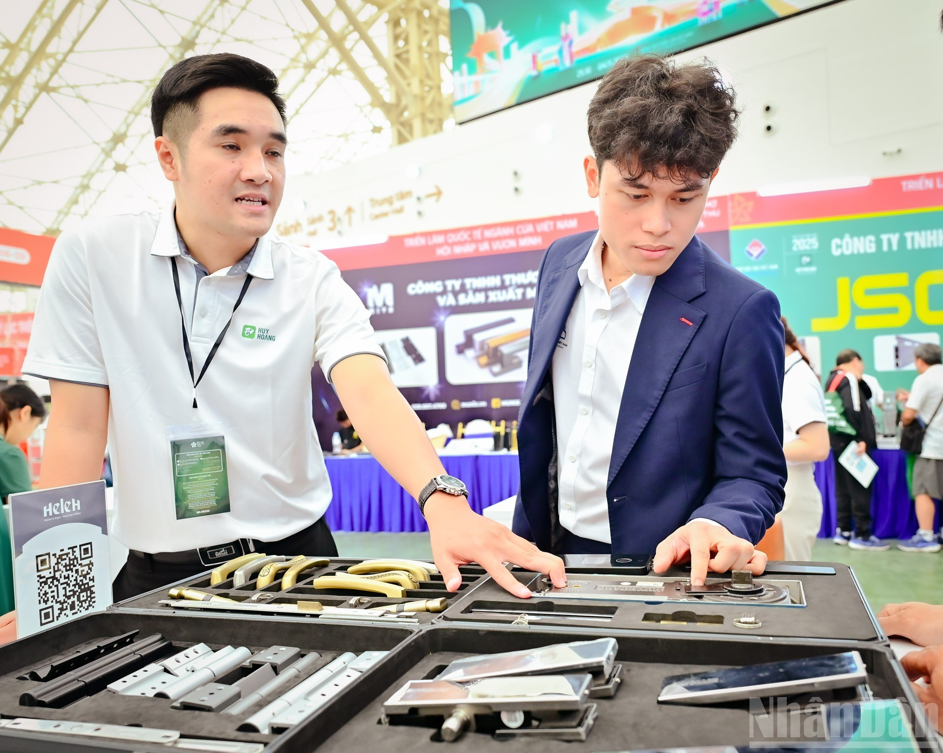 En los pabellones 1 y 2 se reúnen grandes empresas que presentan productos tecnológicos, industriales y soluciones energéticas modernas. En los pabellones 1 y 2 se reúnen grandes empresas que presentan productos tecnológicos, industriales y soluciones energéticas modernas.