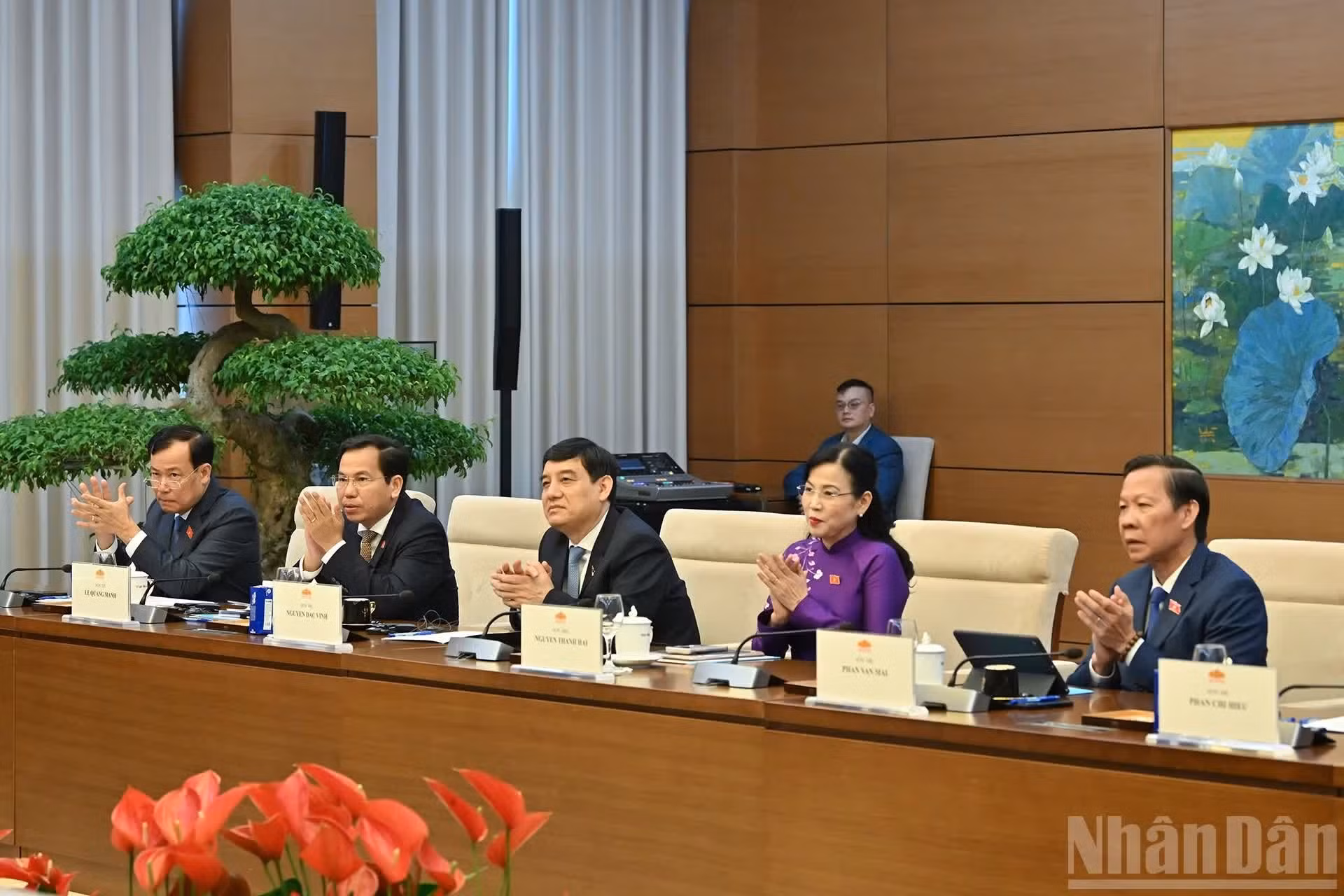 Dirigentes de las comisiones de la Asamblea Nacional de Vietnam asisten a la cita.