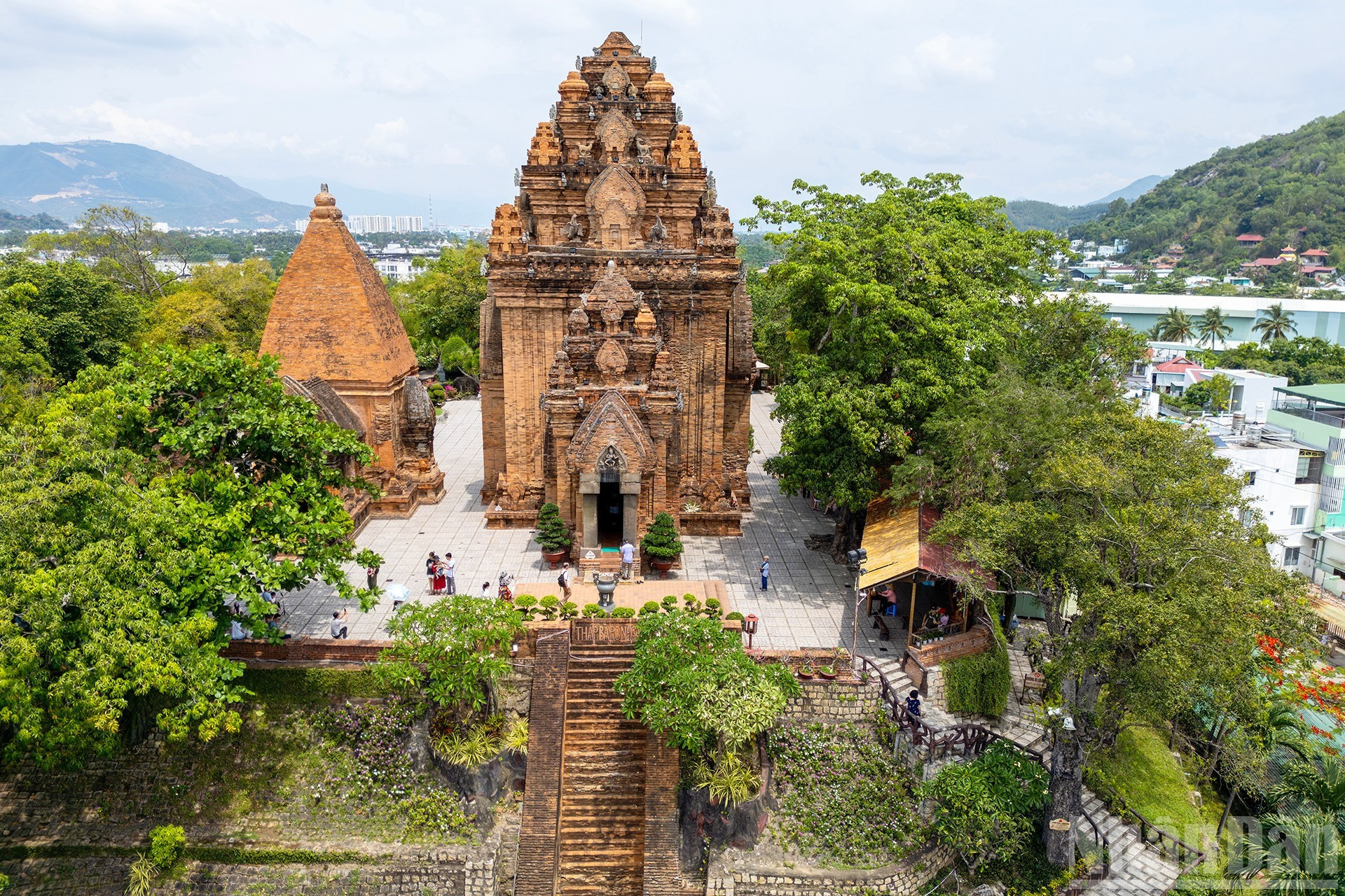 El complejo consta de tres niveles: la torre de entrada, de la que solo quedan vestigios; la zona de la antecámara Mandapa, que cuenta con 22 columnas octogonales de ladrillo, y la zona del templo y las cuatro torres, siendo la mayor de estas de 23 metros de altura. Todas las construcciones están hechas con ladrillos cocidos, perfectamente ajustados sin el uso de ningún adhesivo, lo que demuestra la técnica constructiva única de los cham.